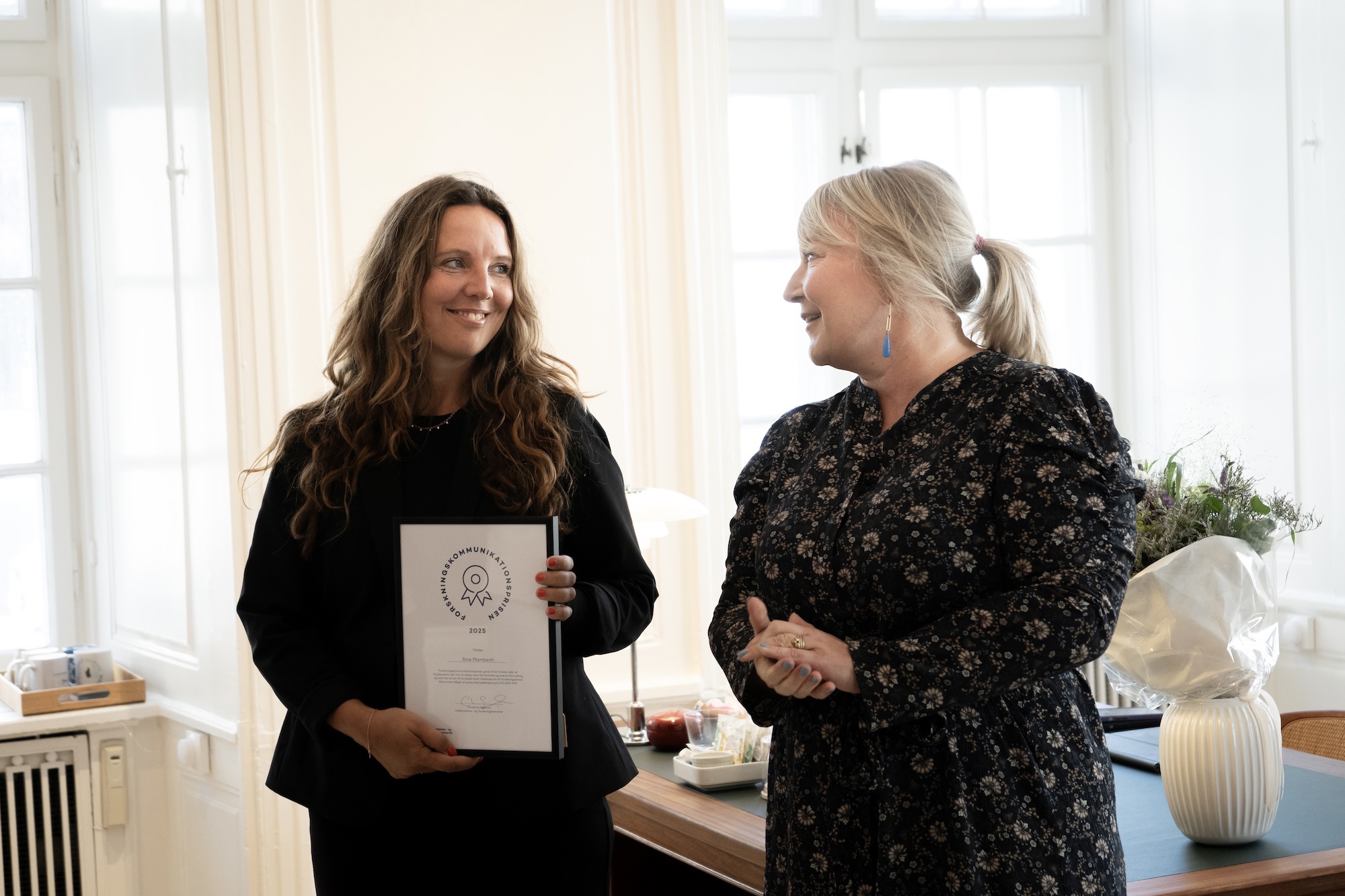Prismodtager Sine Plambech og uddannelses- og forskningsminister Christina Egelund ved overrækkelse af prisen.