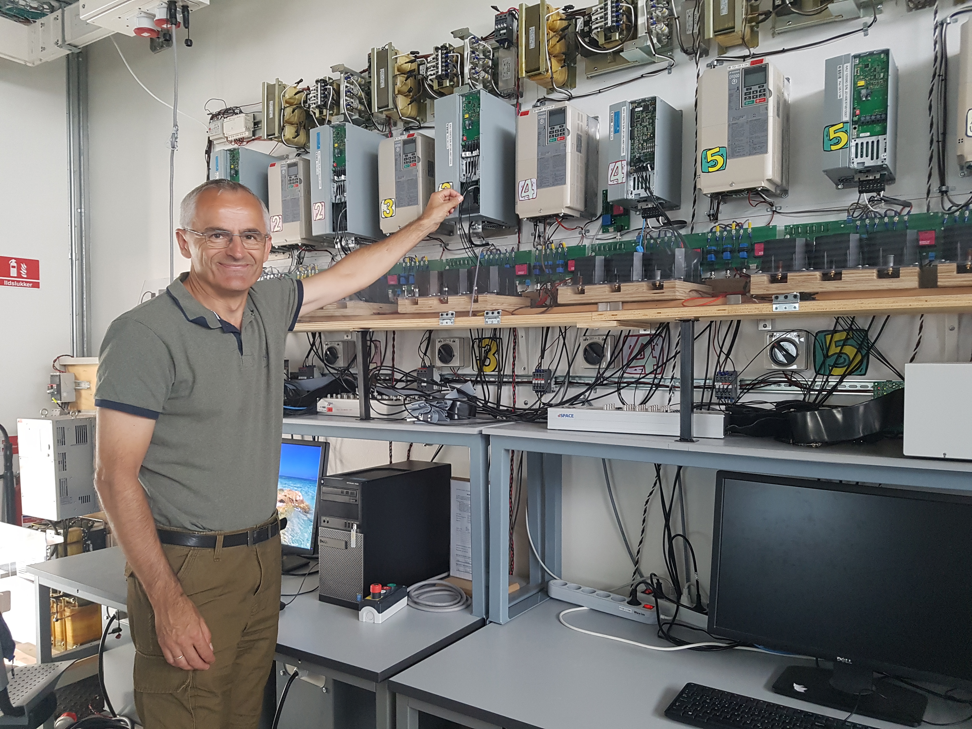 Foto af professor Frede Blaabjerg i forskningslaboratorium