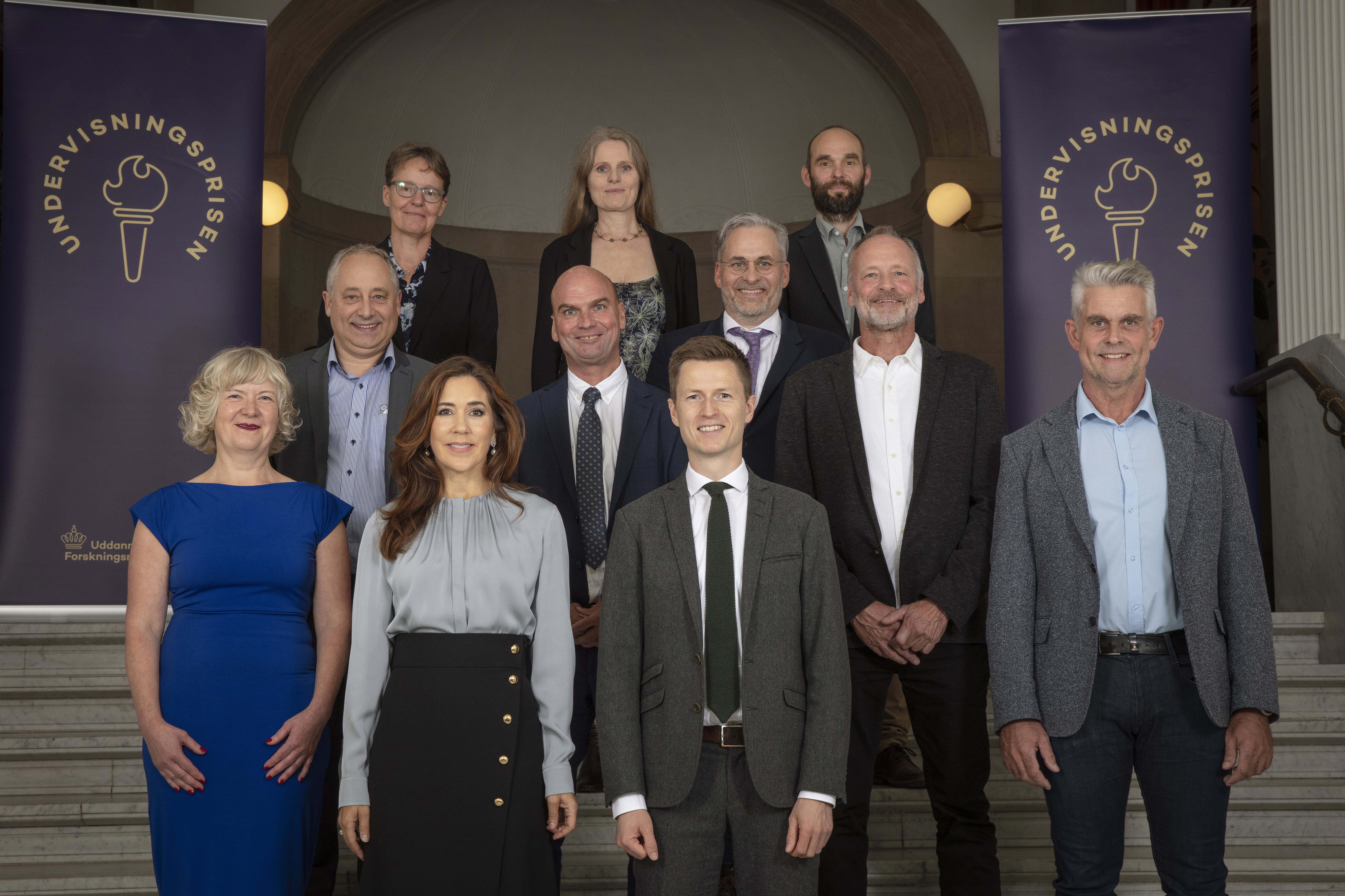 Modtagerne af Undervisningsprisen 2021 sammen med H.K.H. Kronprinsesse Mary og uddannelses- og forskningsminister Jesper Petersen, som overrakte priserne