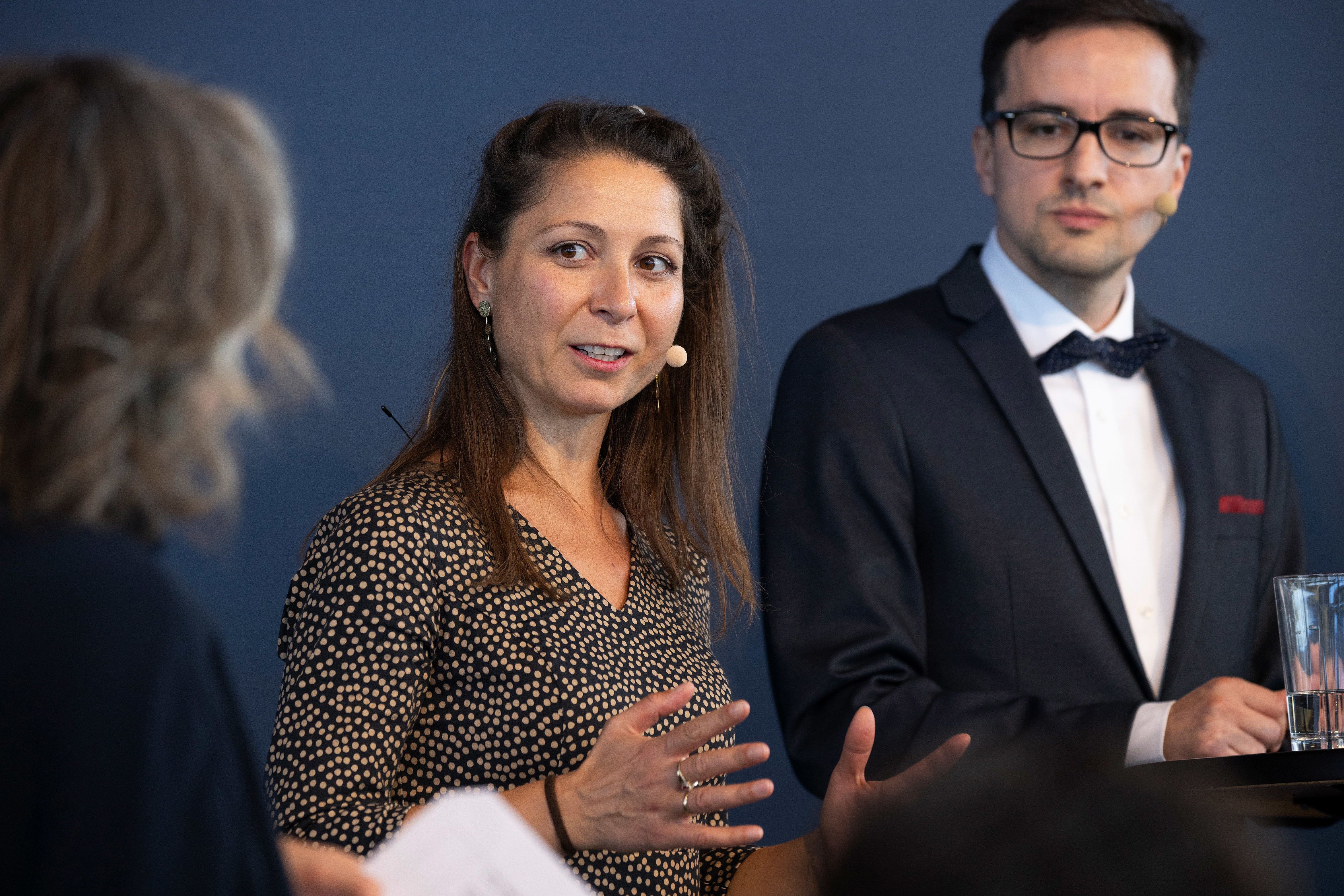 Juljana Gjata Hjorth Jacobsen og Jaume Castan Pinos i panelsamtale med moderator Anja Bo.