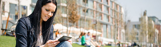 Fotolia_kvinde læser i græs.jpg Fotolia_kvinde læser i græs.jpg