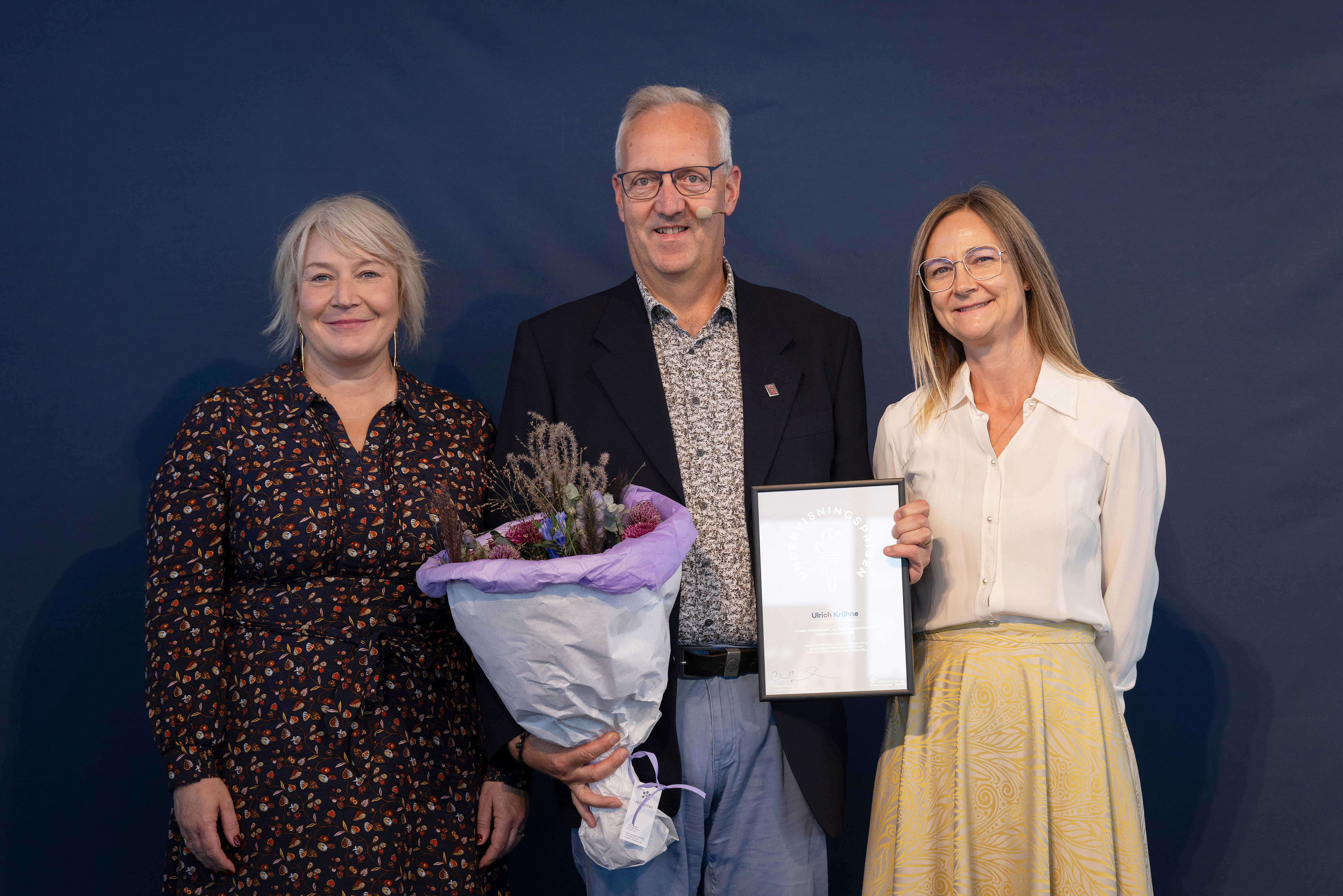 Ulrich Krühne, modtager af Undervisningsprisen 2025 med uddannelses- og forskningsminister Christina Egelund og departementschef Hanne Meldgaard.