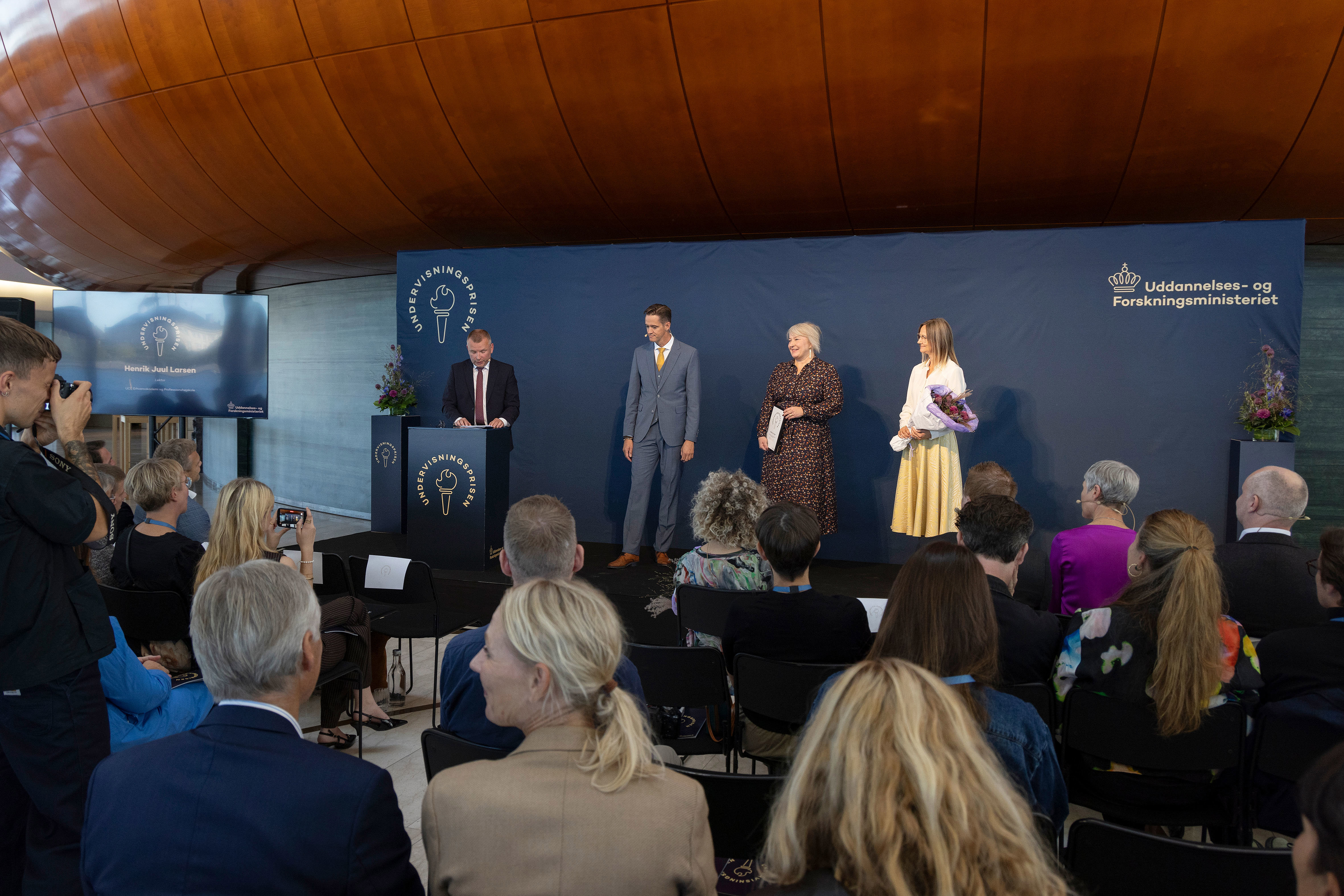 Direktør i Uddannelses- og Forskningsstyrelsen, Mikkel Leihardt, læser kort uddrag af begrundelsen for tildelingen af prisen til Henrik Juul Larsen.