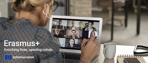 Kvinde skriver ved bærbar computer