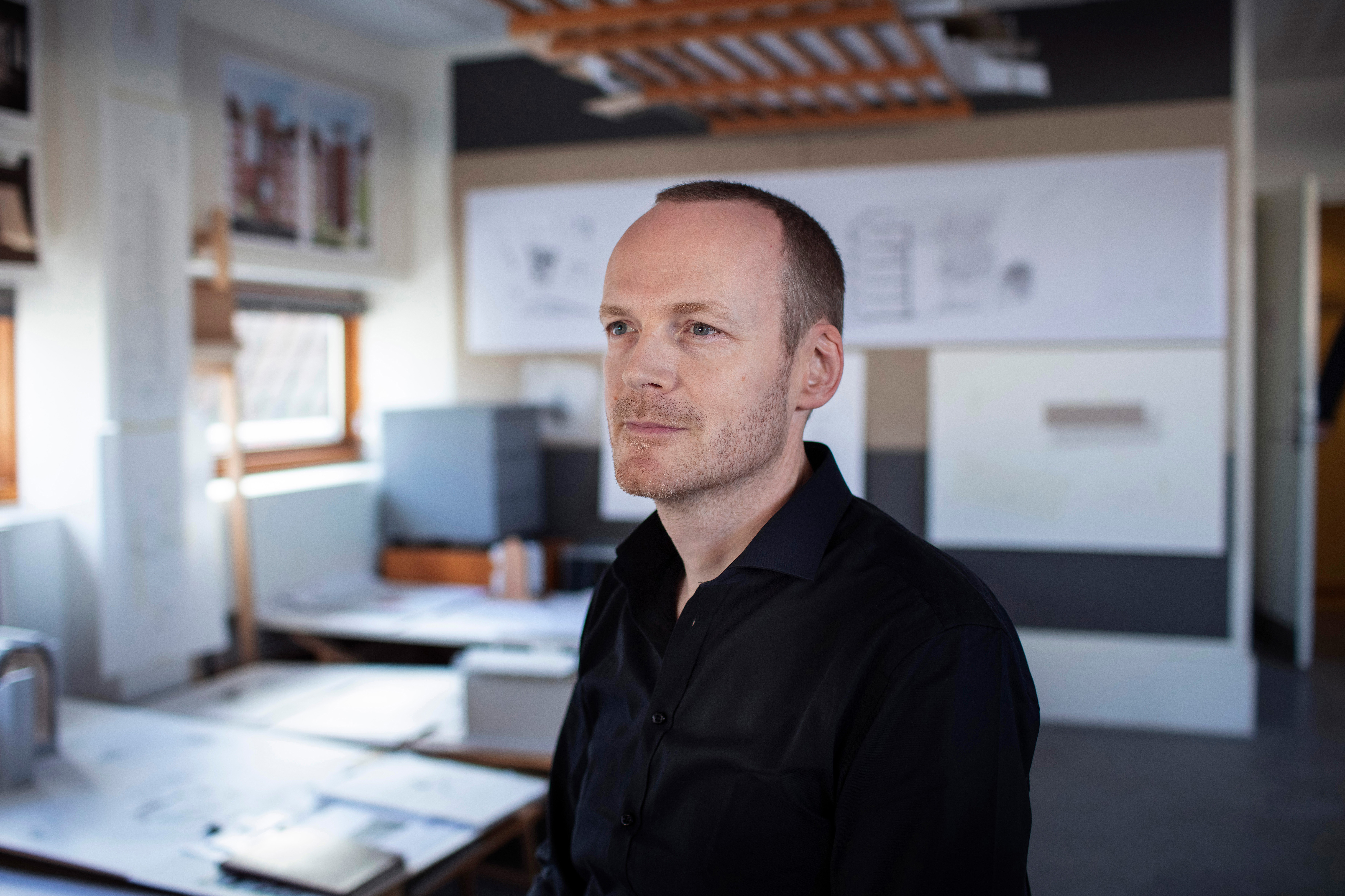 Alle arkitektstuderende har deres egen vej ind i faget. Studieadjunkt på Arkitektskolen Aarhus Thomas William Lee ser mest af alt sin rolle som vejleder og er meget bevidst om, at alle svarene ikke ligger hos ham.