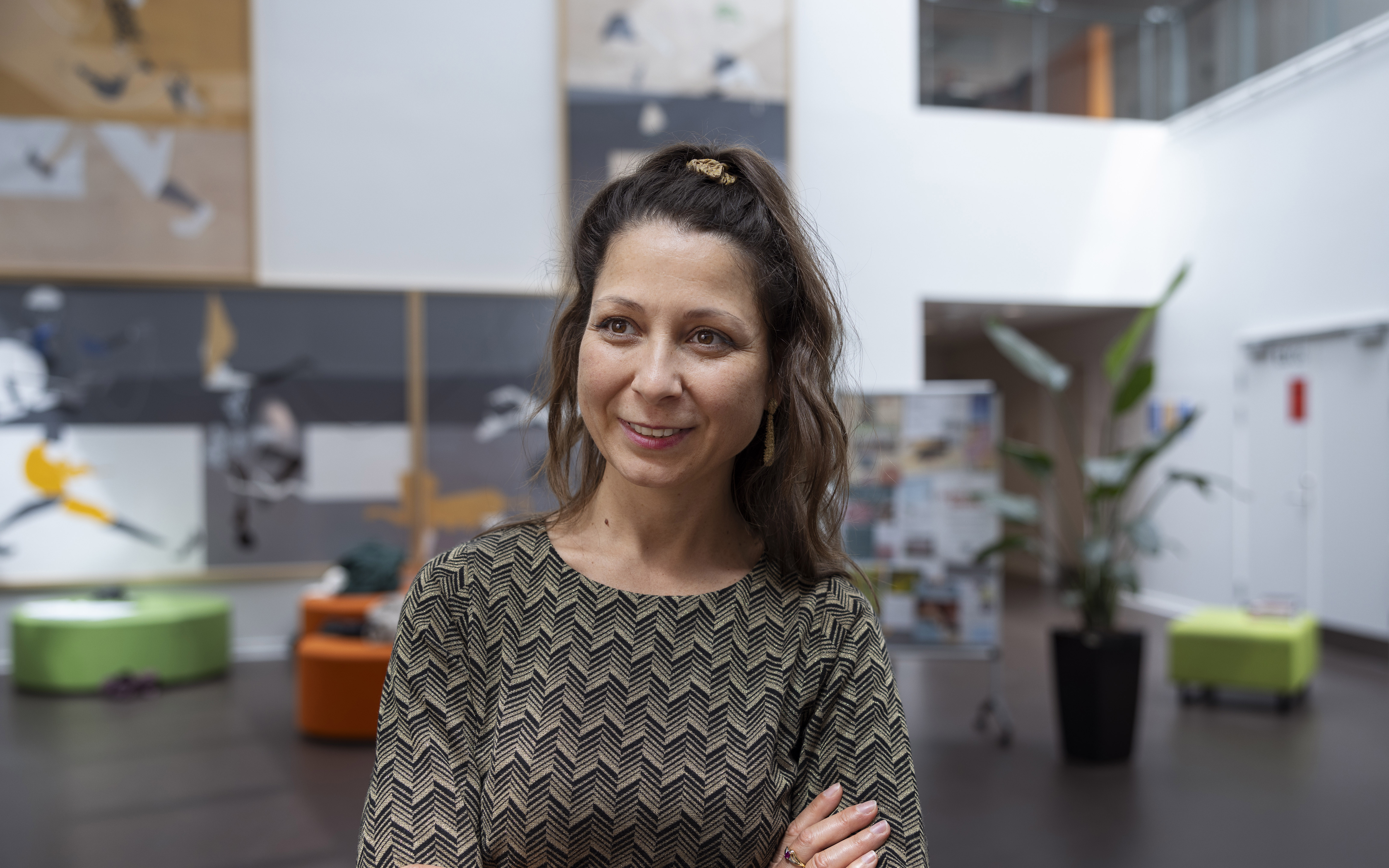 Tysk sprog og kultur åbnede lektor Juljana Gjata Hjorth Jacobsens øjne, da hun som teenager udlevede sin fars drøm om at mestre et fremmedsprog. Nu tager hun studerende på VIA University College med på opdagelse i en verden, der udspiller sig både inden i mennesker og uden for læreruddannelsen.