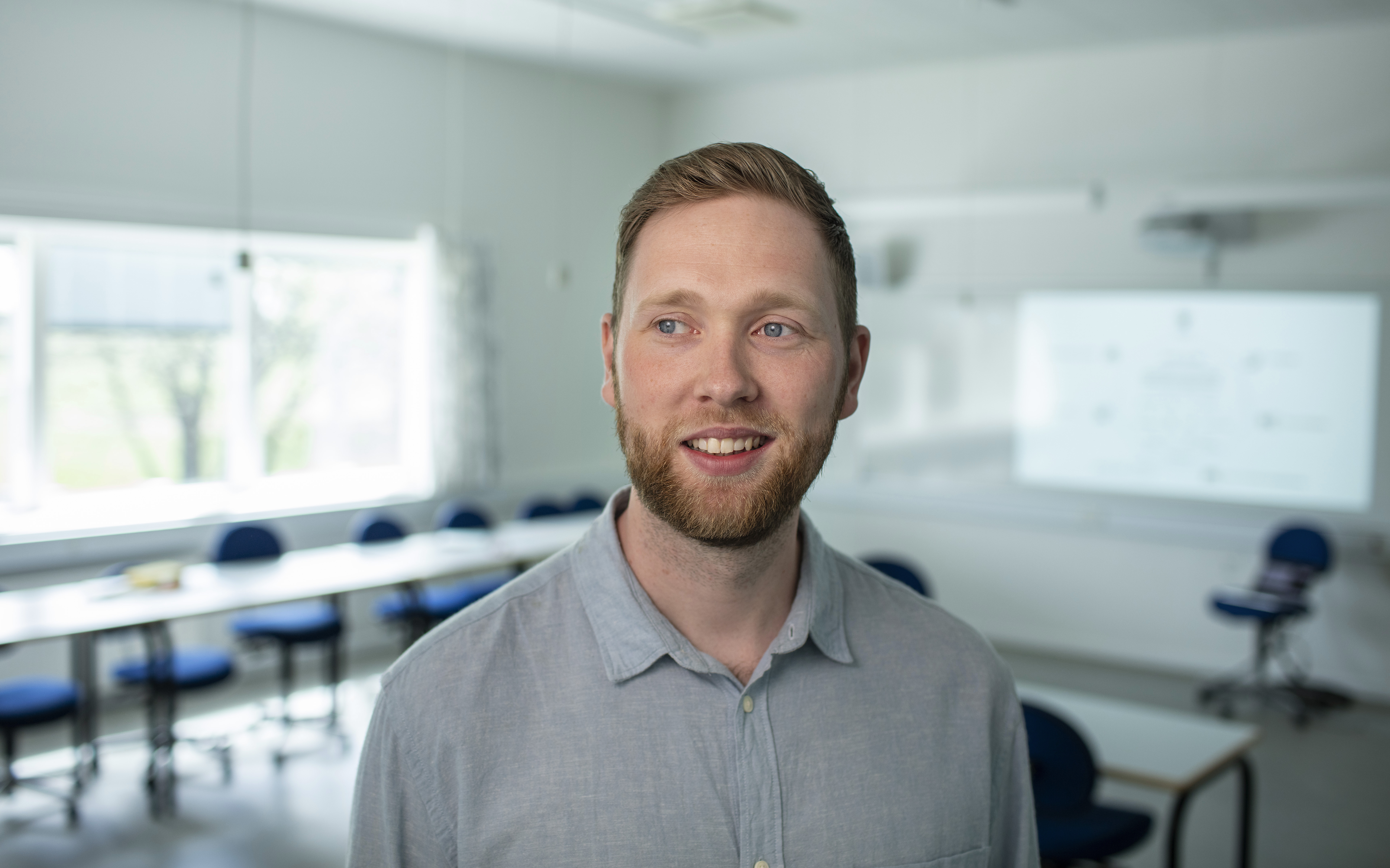 For kun tredje gang gives Undervisningsprisen til en adjunkt. Rasmus Otvald Jensen er i gang med en lektorkvalificering, og med  et smil på læben joker han med, at “det er lidt tidligt at toppe”.  Han er forberedt til tænderne, for de studerende må aldrig tvivle på, hvor de skal se hen for at lære.