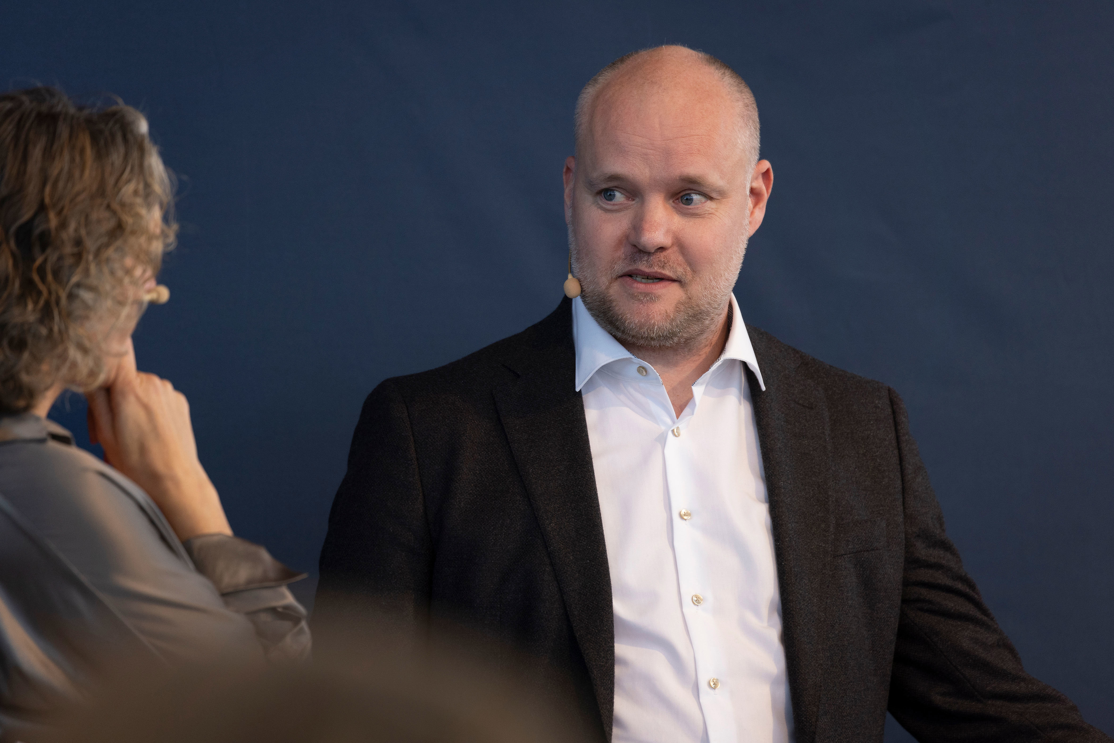 Prismodtager Thomas Haahr i samtale med moderator Anja Bo ved prisuddelingen.