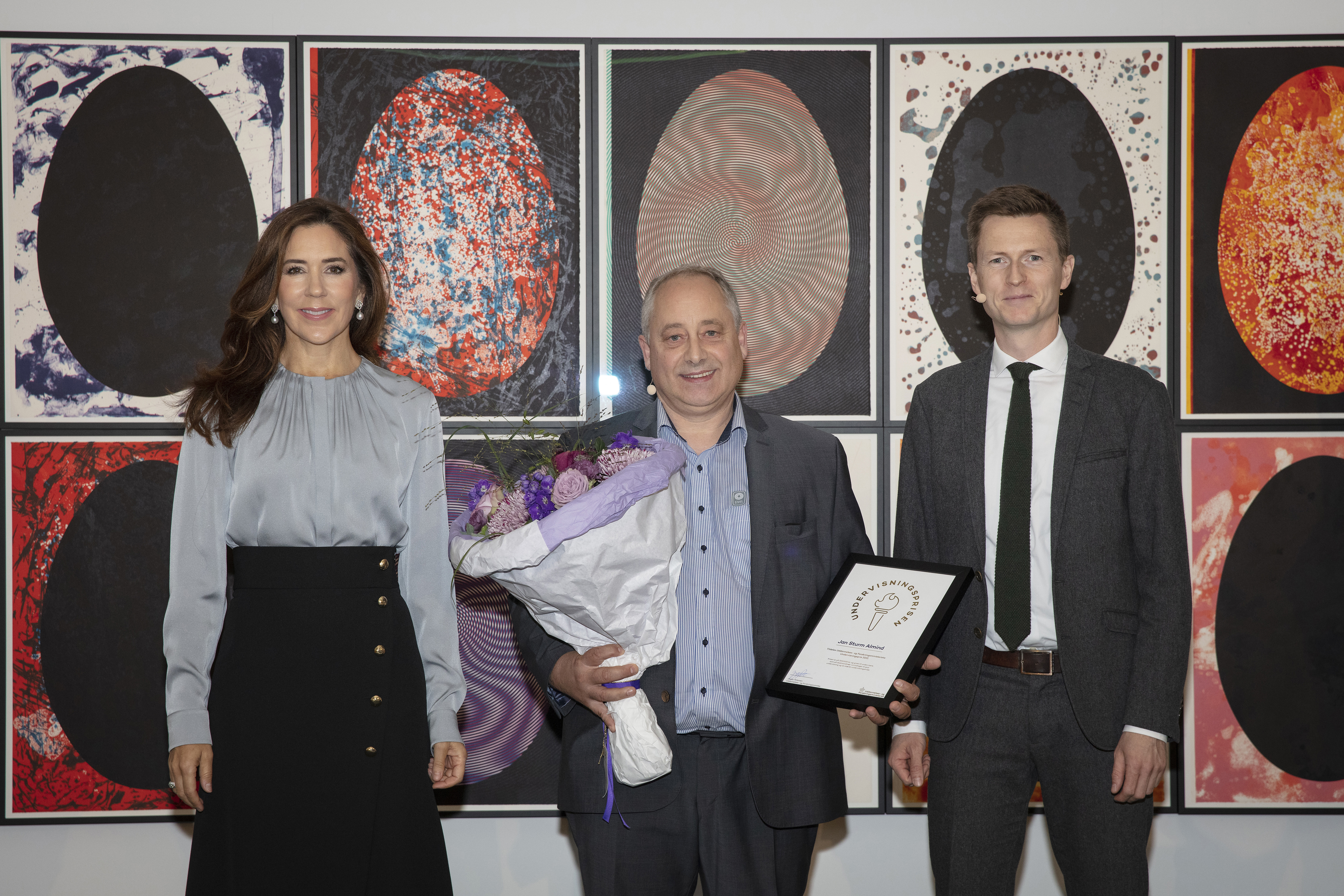 H.K.H. Kronprinsesse Mary, prismodtager af Undervisningsprisen 2021 Jan Sturm Almind og uddannelses- og forskningsminister Jesper Petersen