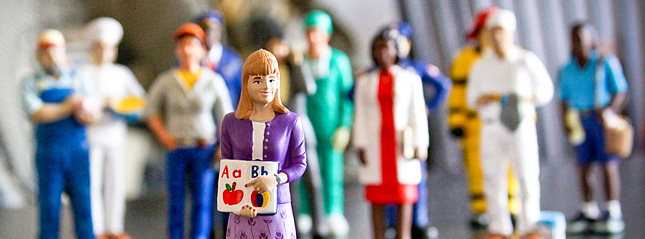 For at arbejde inden for de såkaldte lovregulerede erhverv skal man have autorisation eller lignende godkendelse af sine udenlandske kvalifikationer. Midlertidige tjenesteydere fra EU/EØS skal dog som regel blot anmelde sig.