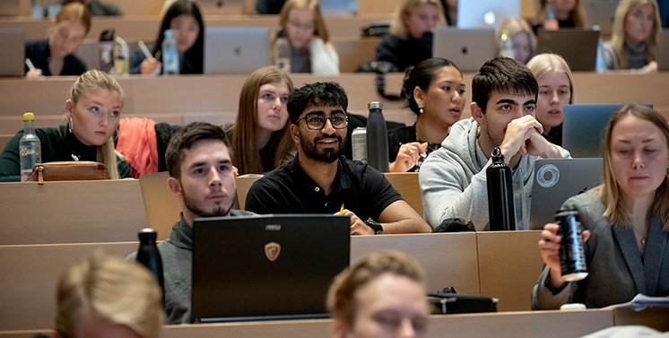 Videregående uddannelsesinstitutioner kan søge om tilskud via Erasmus+ til at sende medarbejdere på efteruddannelse og undervisningsophold i udlandet, studie- og praktikophold for studerende og internationale samarbejdsprojekter.