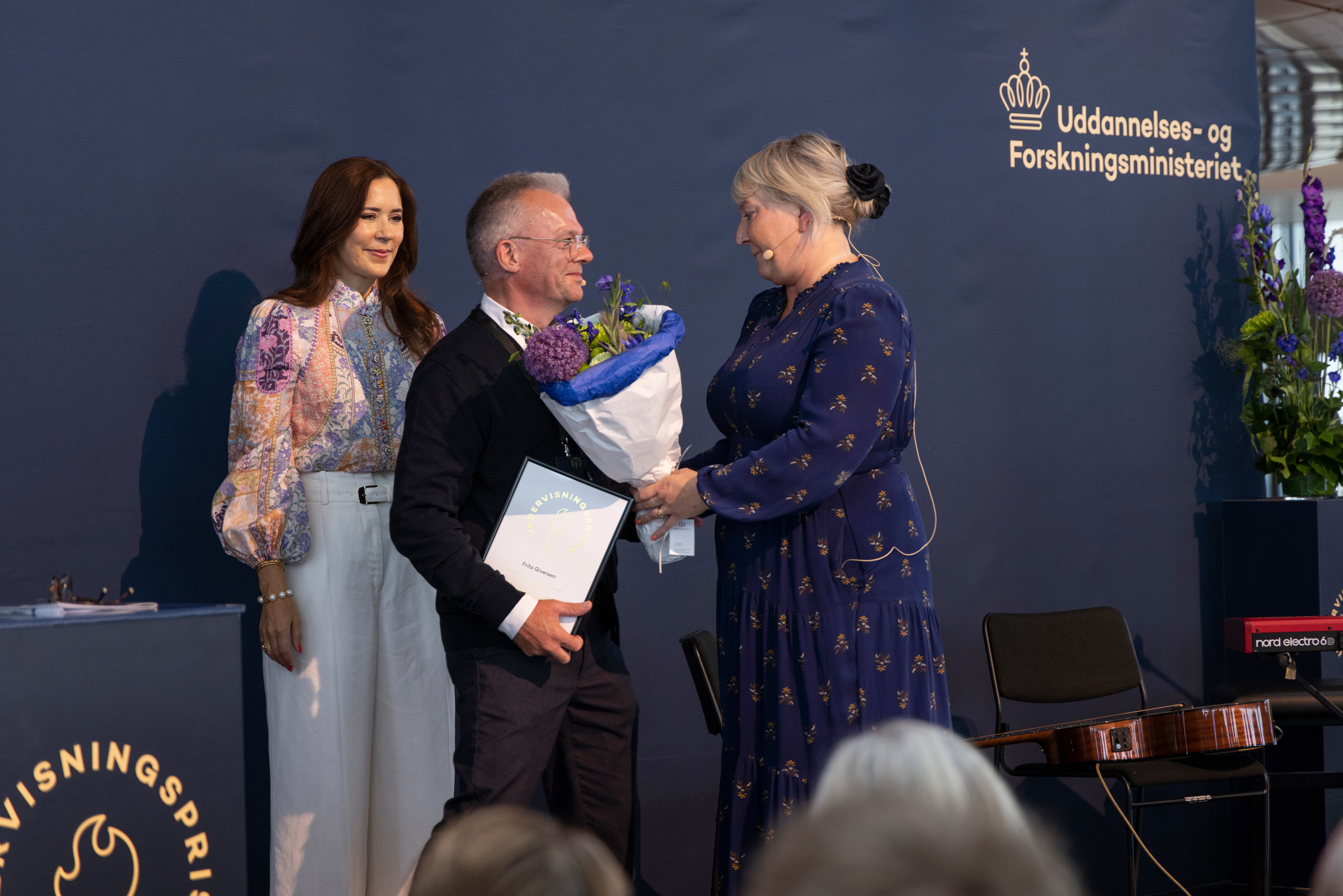 Prisvinder Frits Giversen får overrakt sit diplom af H.K.H. Kronprinsesse Mary.