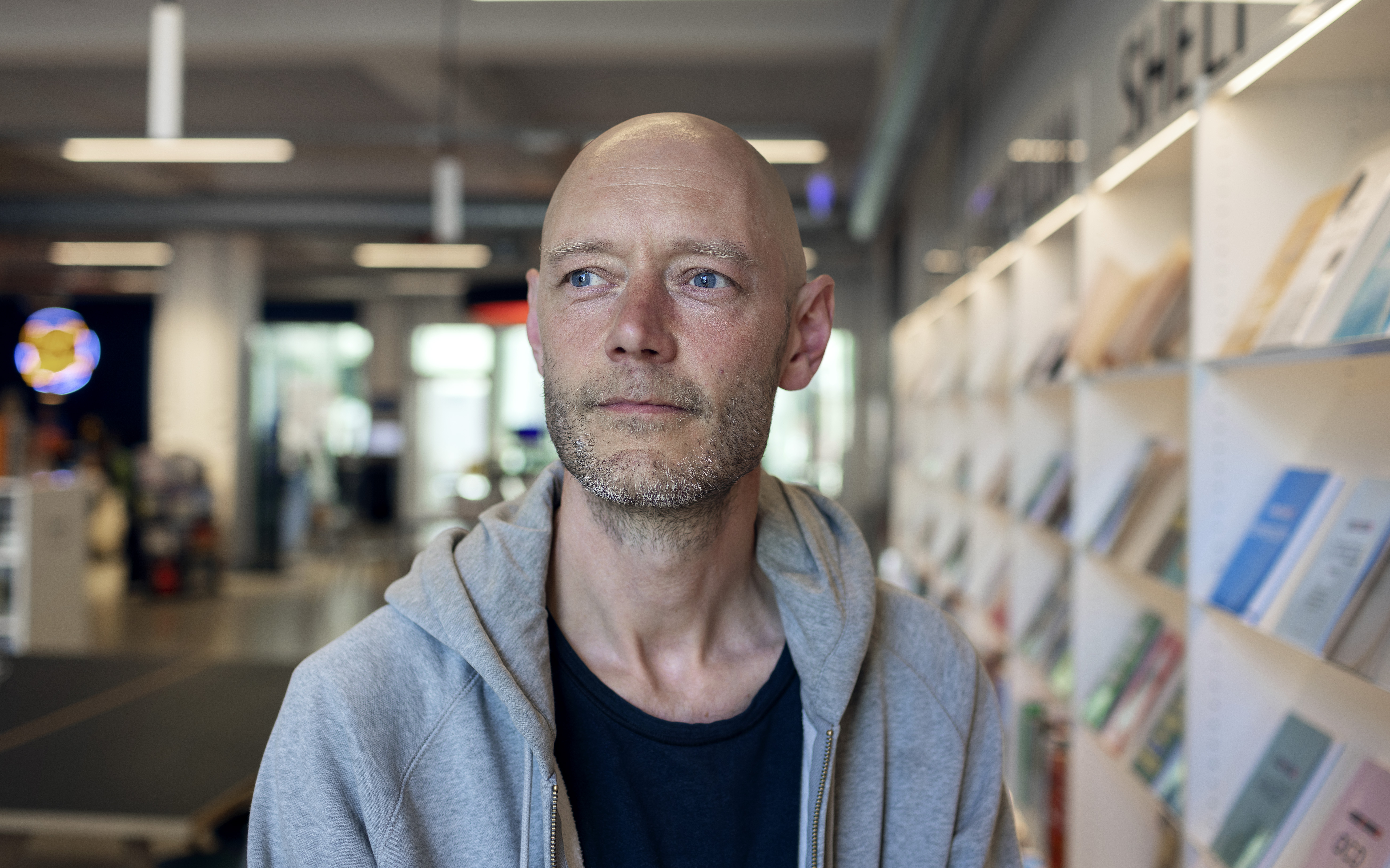 Lektor Jonas Fannikke Holbech er egentlig lidt sky af natur. Men hans dybe forståelse for kodning og programmering gør ham til en energisk underviser og en indsigtsfuld menneskekender.