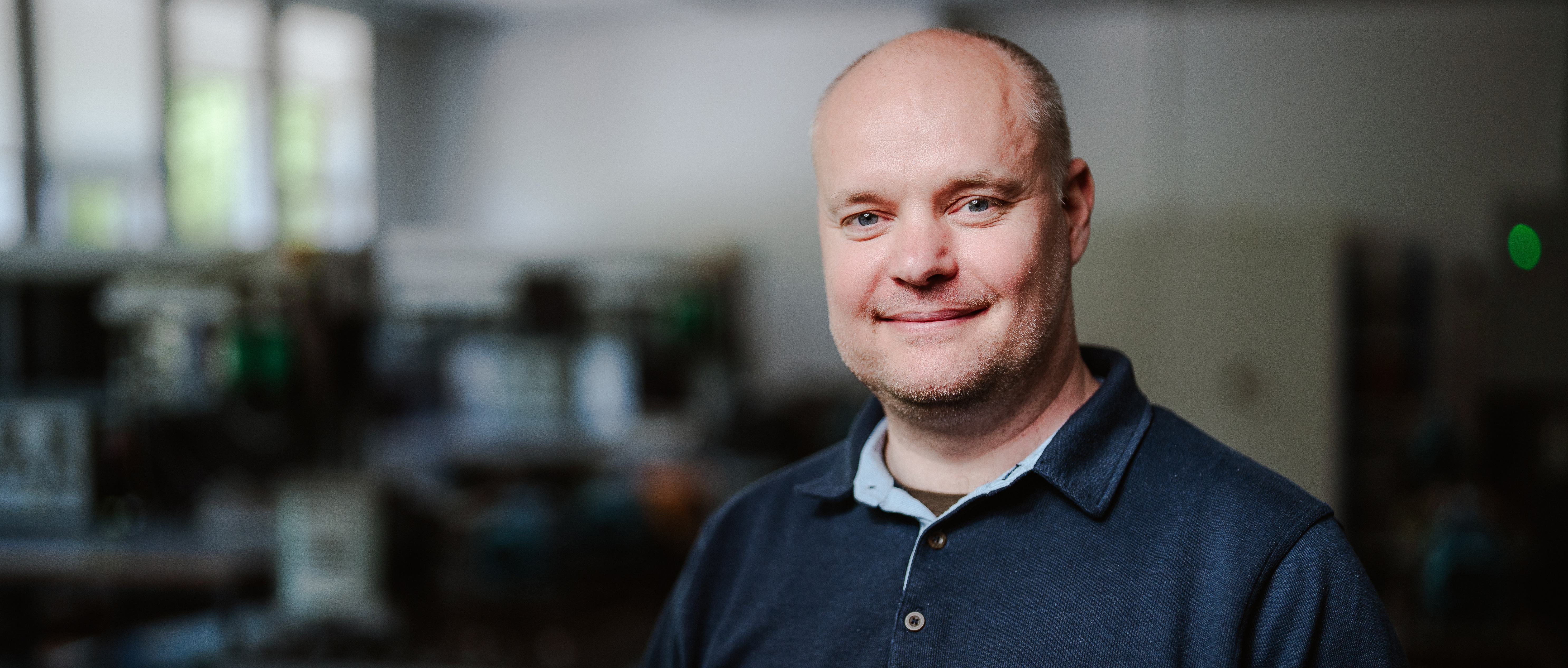 Adjunkt Thomas Haahr veksler mellem klassisk tavleundervisning og praktiske laboratorieøvelser, hvor der er plads til at eksperimentere og begå fejl, når han underviser på Teknika. Undervisningen skal spejle virkeligheden. Den kobling er essentiel, for teori og praksis hænger uløseligt sammen.