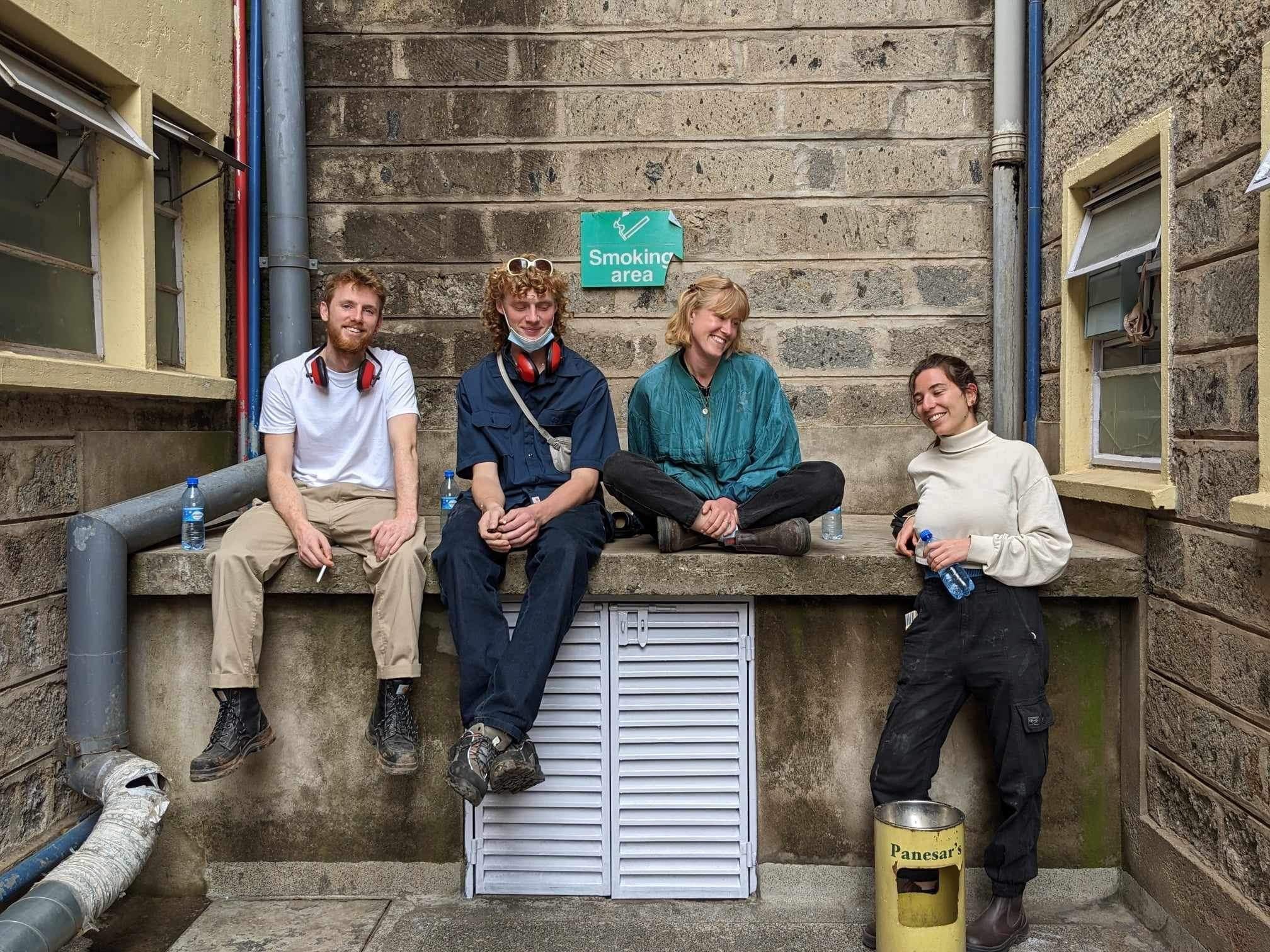 fra venstre Aksel True Klüver, Viktor Malle Høyer, Marie Crone Jensen og Caroline Karabulut, møbelsnedkerelever fra NEXT i København på OPU-ophold i Kenya.