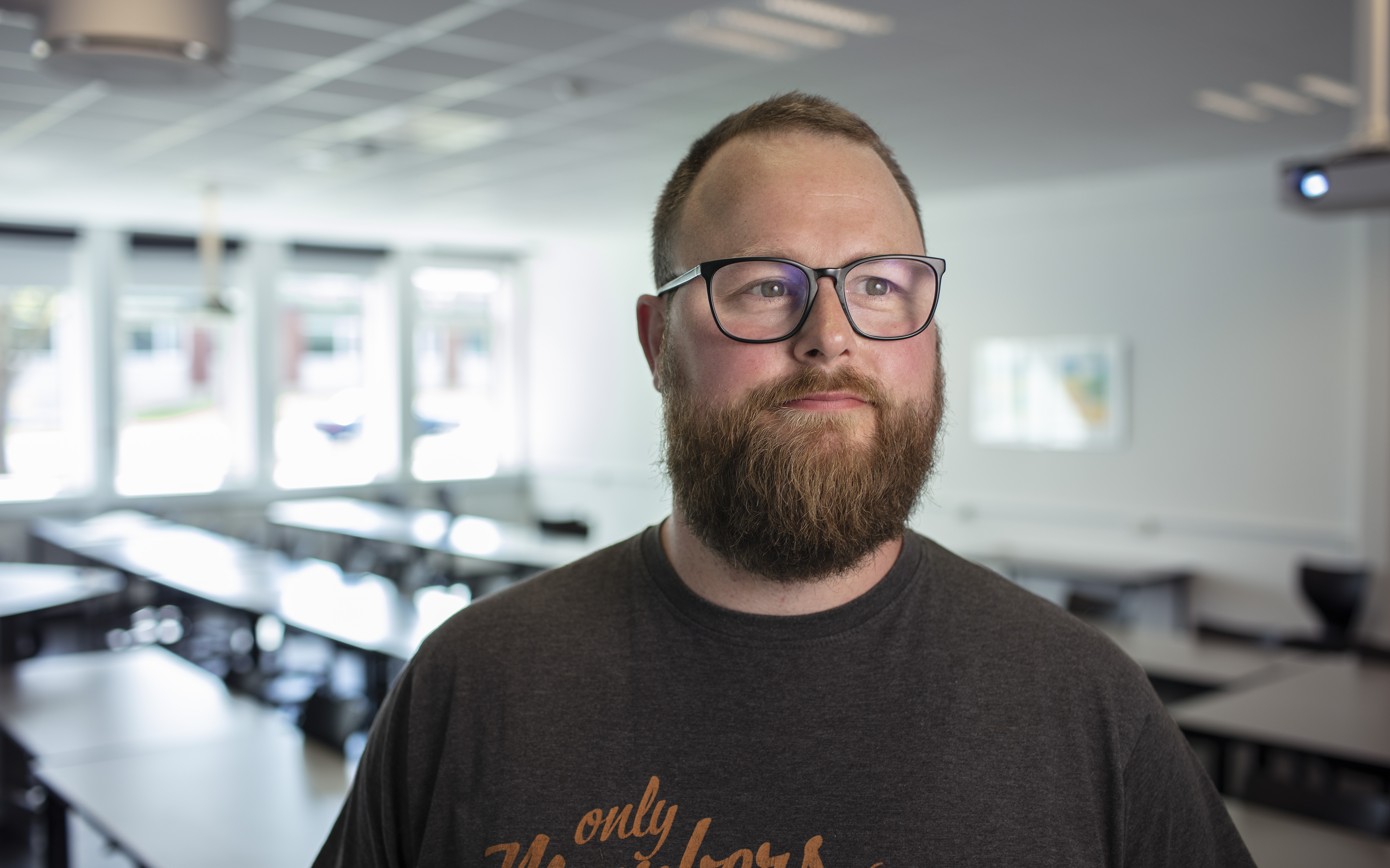 Med målrettet feedback og individuelle skub hjælper Jeppe Moritz Led sine studerende over en stejl læringskurve. Han brænder allermest for at give sin egen dybe - lidt nørdede - interesse for teknik og programmering videre.