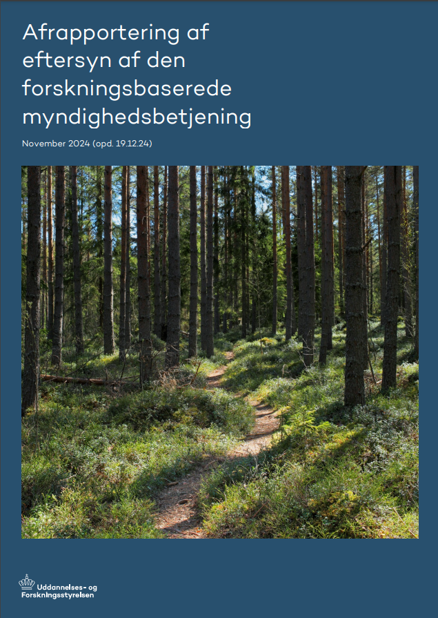 I rapporten giver Uddannelses- og Forskningsstyrelsen en aktuel status for den forskningsbaserede myndighedsbetjening, som den er organiseret i dag. Eftersynet skal fungere som videngrundlag for fagministeriers og universiteters arbejde med og udvikling af den forskningsbaserede myndighedsbetjening.