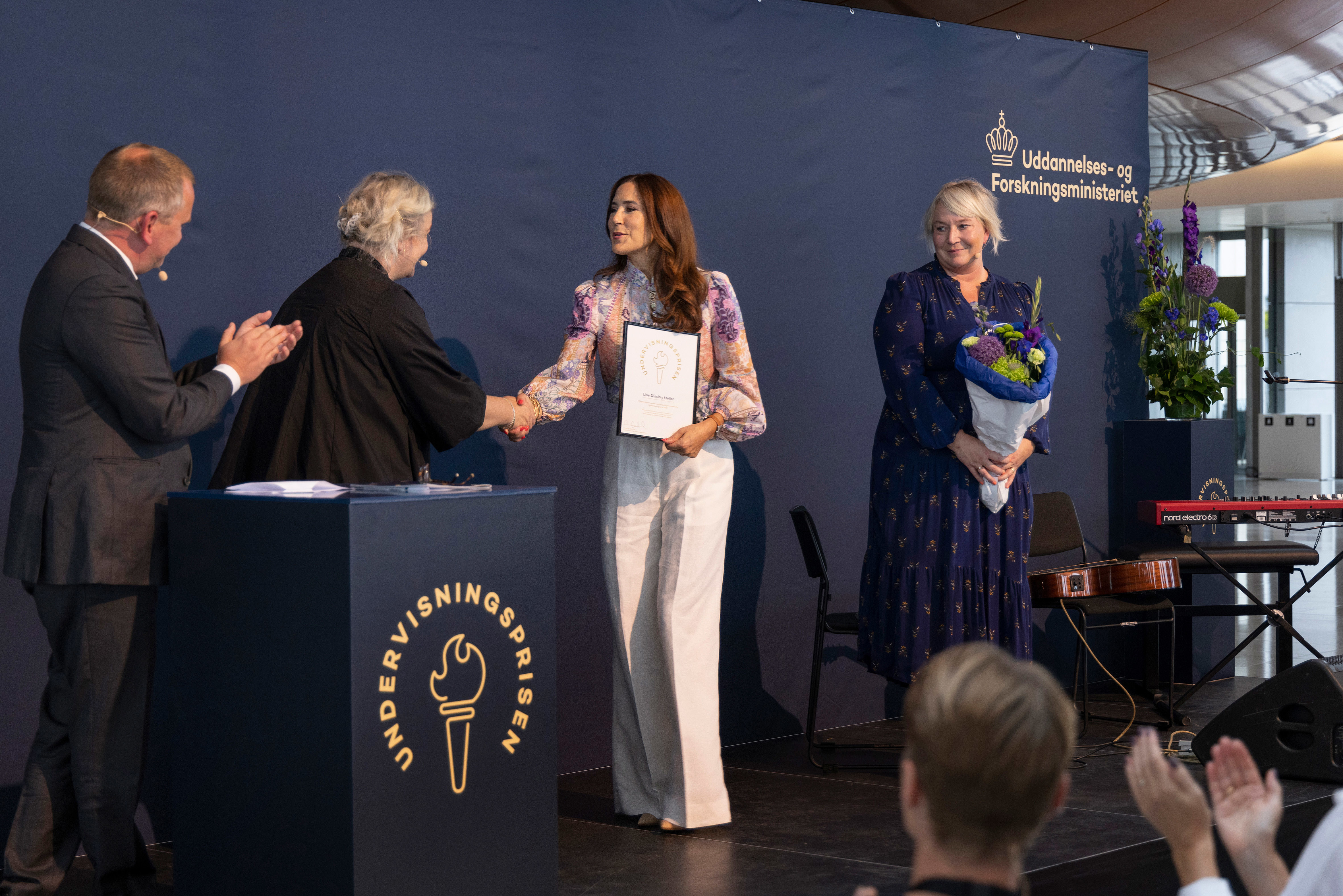 Prisvinder Lise Dissing Møller får overrakt sit diplom af H.K.H. Kronprinsesse Mary.