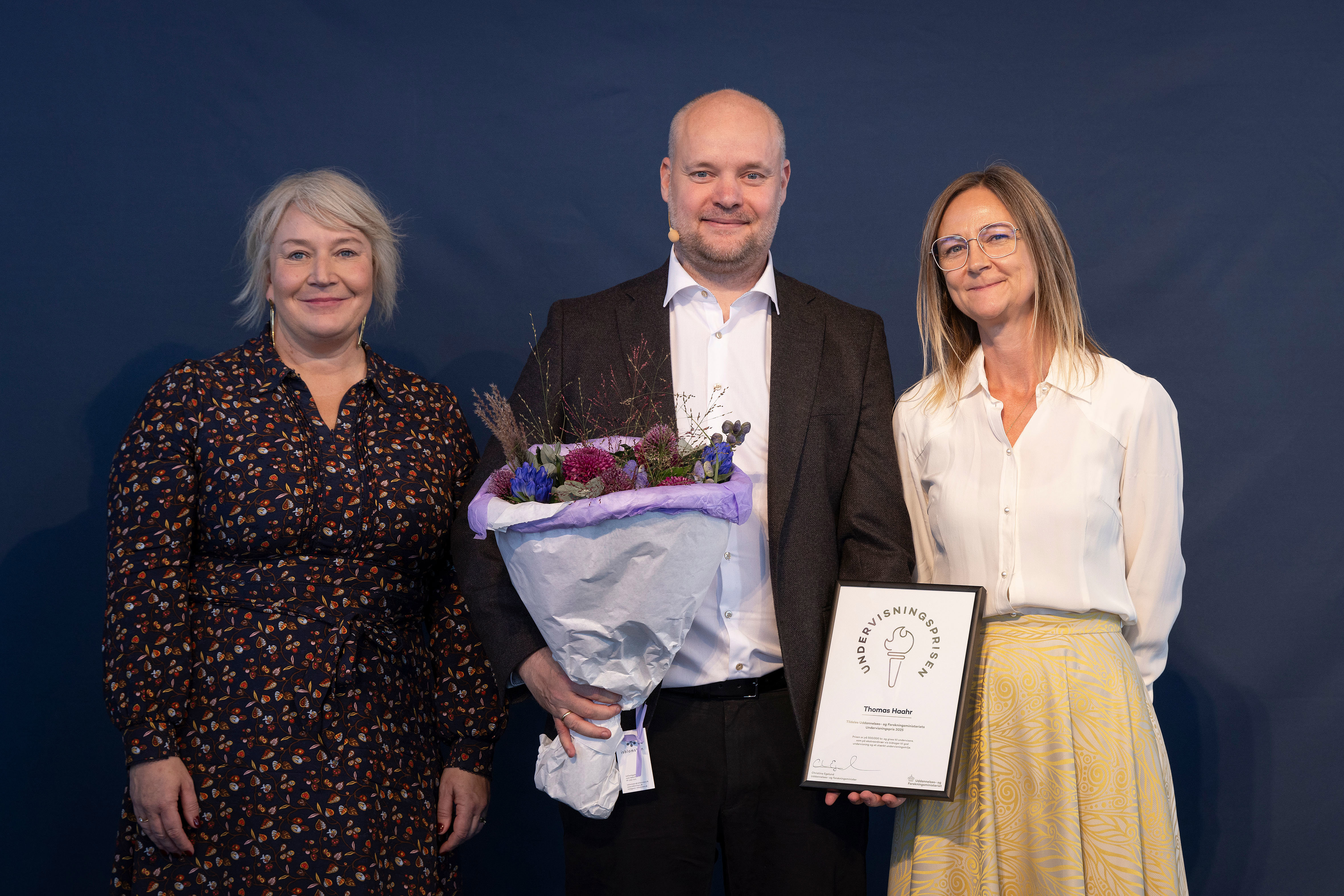 Thomas Haahr, modtager af Undervisningsprisen 2025 med uddannelses- og forskningsminister Christina Egelund og departementschef Hanne Meldgaard.