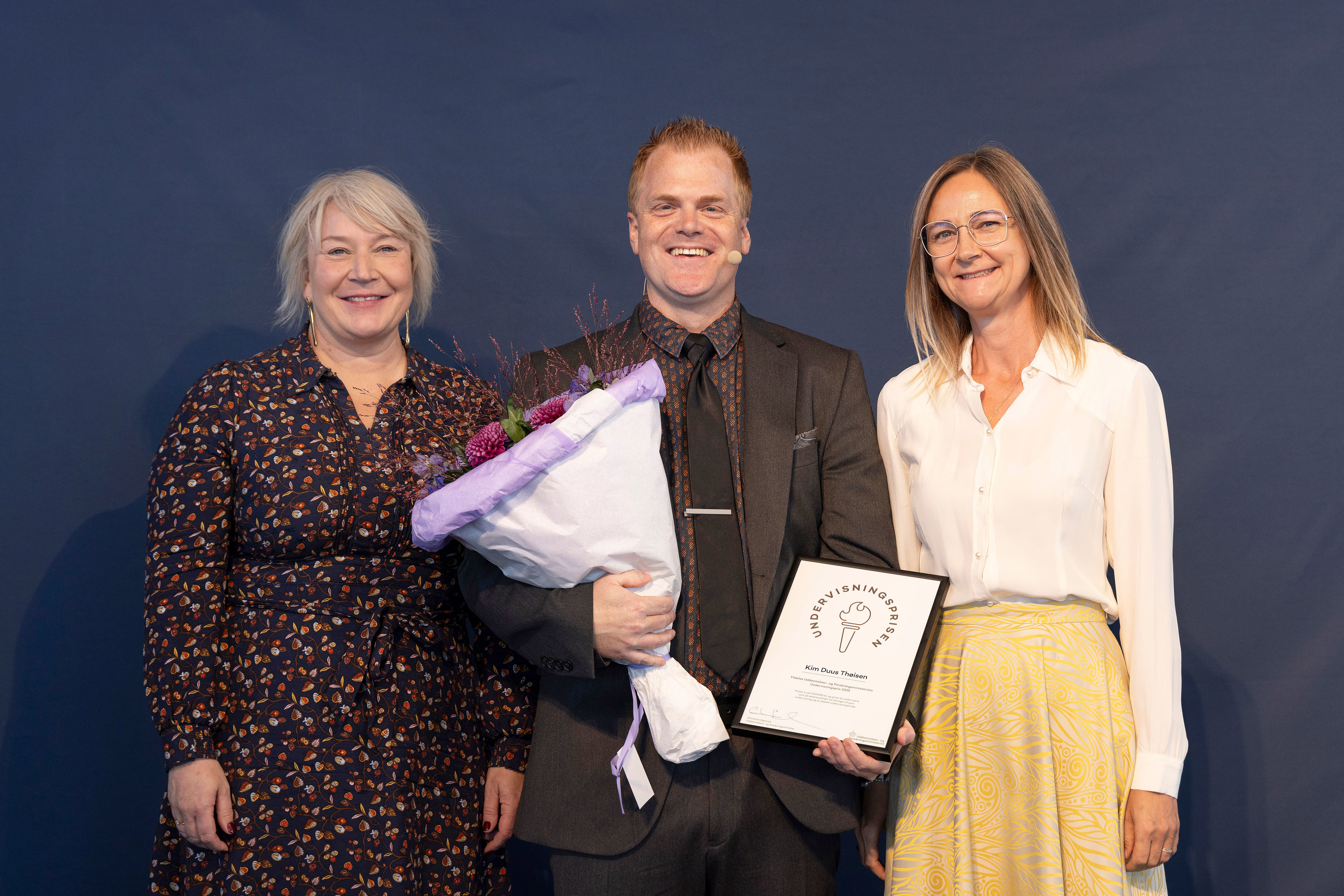 Kim Duus Thøisen, modtager af Undervisningsprisen 2025 med uddannelses- og forskningsminister Christina Egelund og departementschef Hanne Meldgaard.