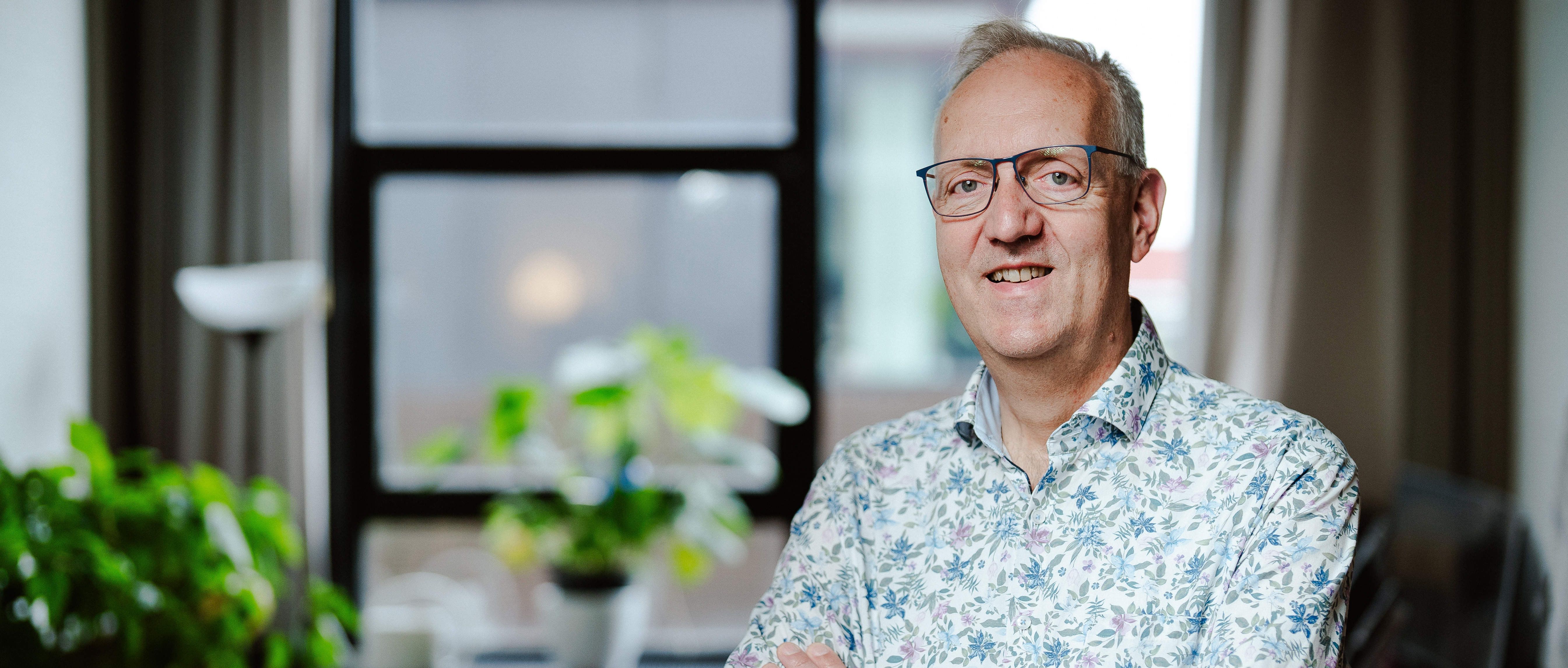 Professor Ulrich Krühnes undervisning på DTU er lige så teknisk avanceret som den er pædagogisk gennemtænkt. Han bruger blandt andet AI-generede rollespil, chatbots, og han kombinerer programmering med teori, så de studerende kun kan kode løsningen, hvis de virkelig har forstået problemet.