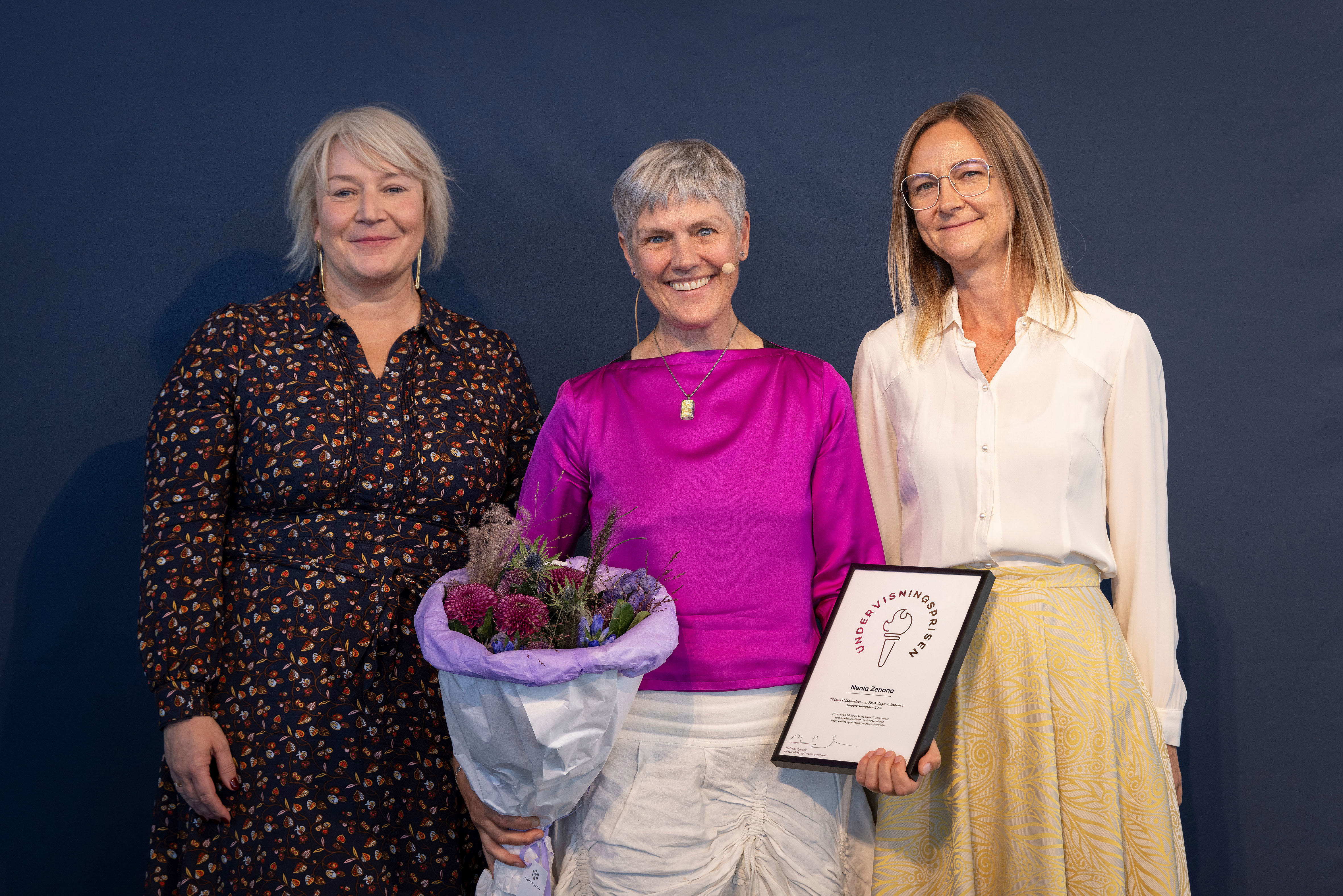 Nenia Zenana, modtager af Undervisningsprisen 2025 med uddannelses- og forskningsminister Christina Egelund og departementschef Hanne Meldgaard.