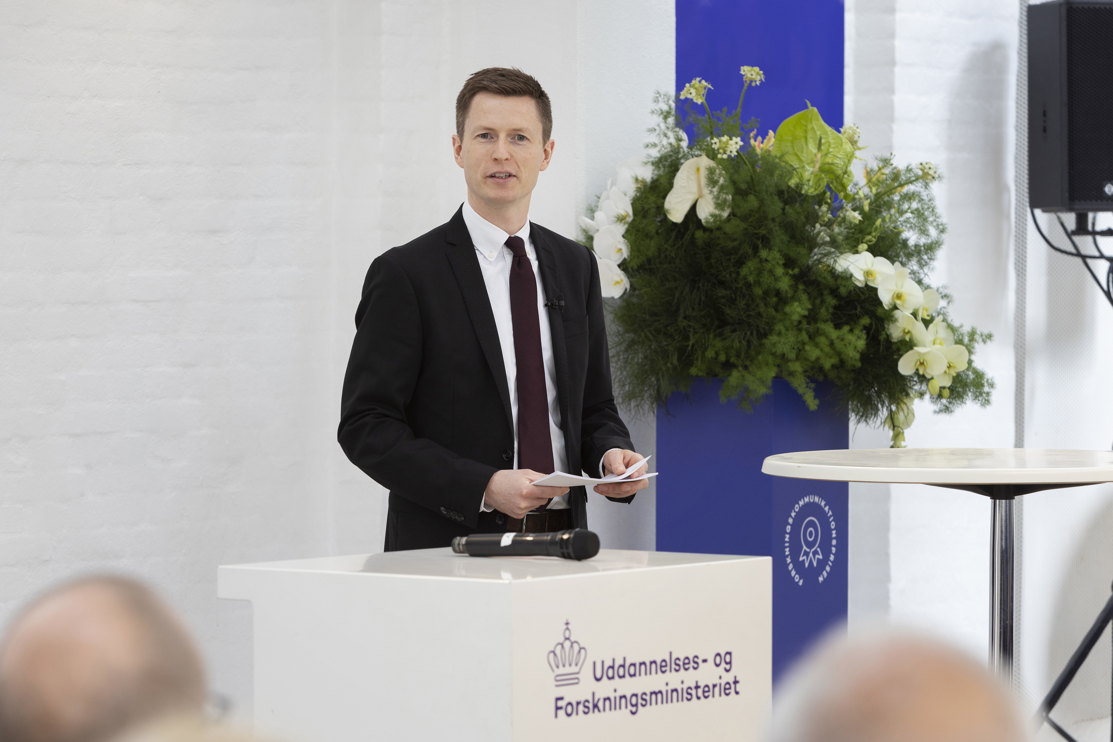 Uddannelses- og forskningsminister Jesper Petersen taler ved prisoverrækkelsen. Foto: Søren Kjeldgaard.