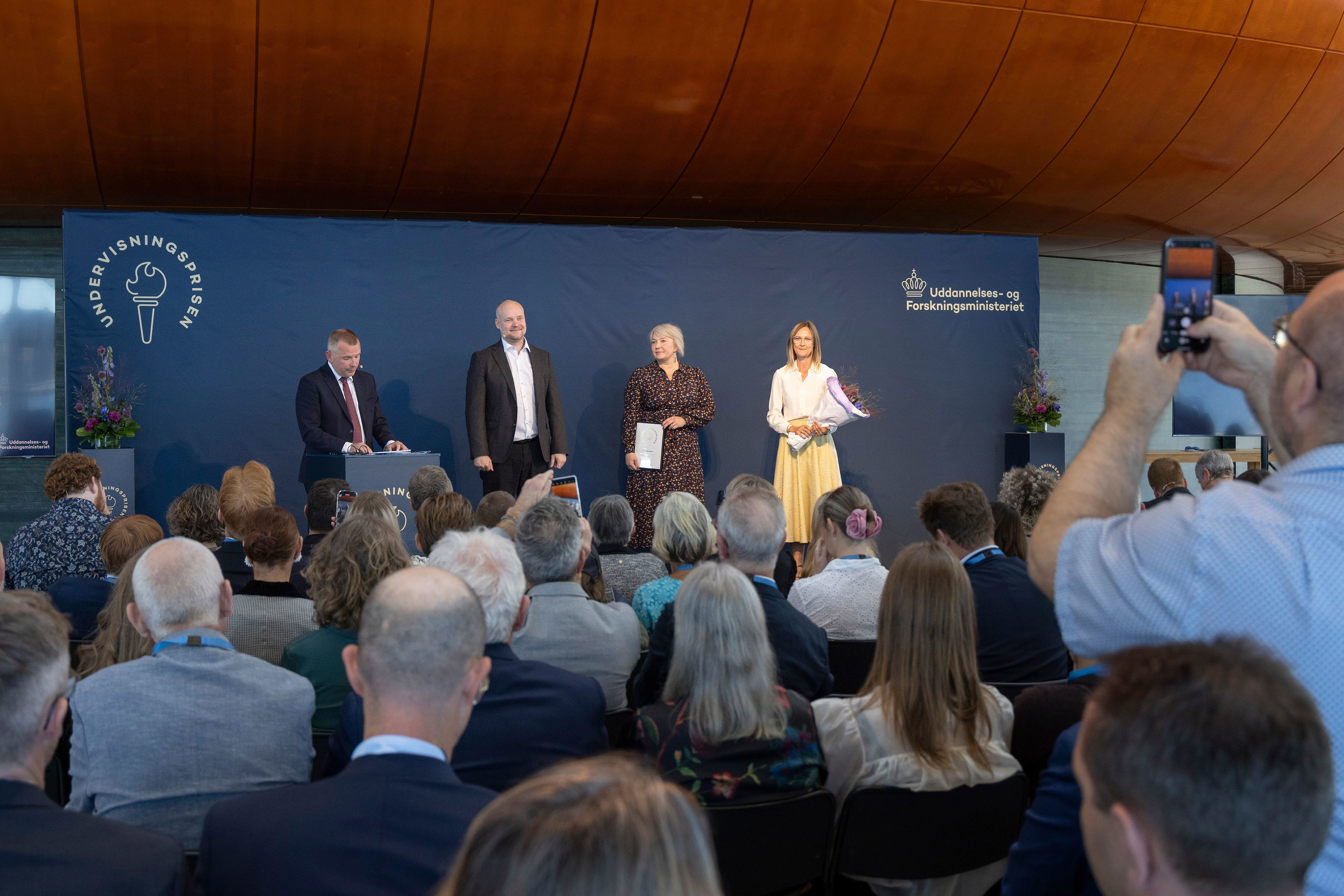 Direktør i Uddannelses- og Forskningsstyrelsen, Mikkel Leihardt, læser uddrag af begrundelsen for tildeling af prisen til Thomas Haahr.