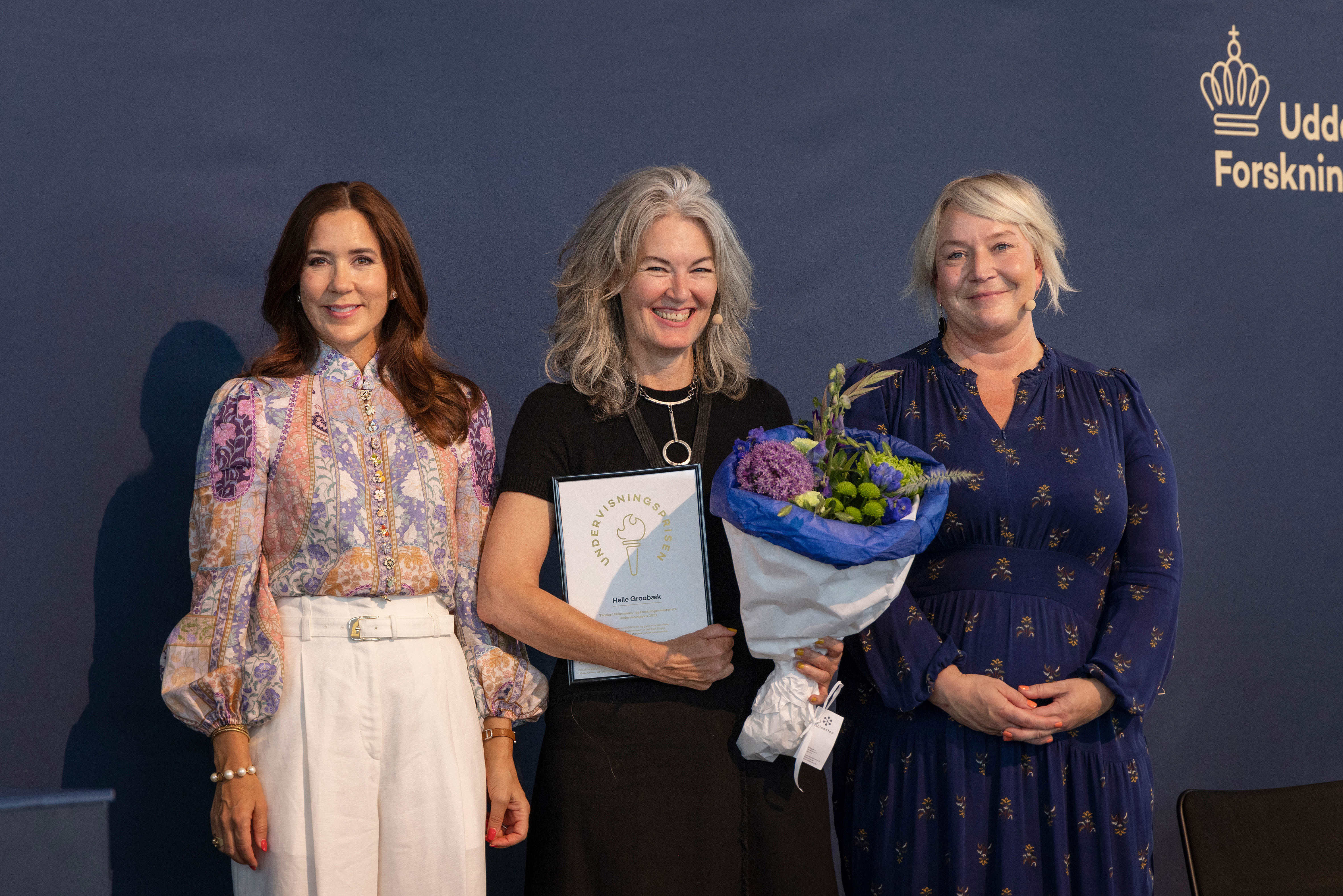 Helle Graabæk, modtager af Undervisningsprisen 2023, med H.K.H. Kronprinsesse Mary og uddannelses- og forskningsminister Christina Egelund.