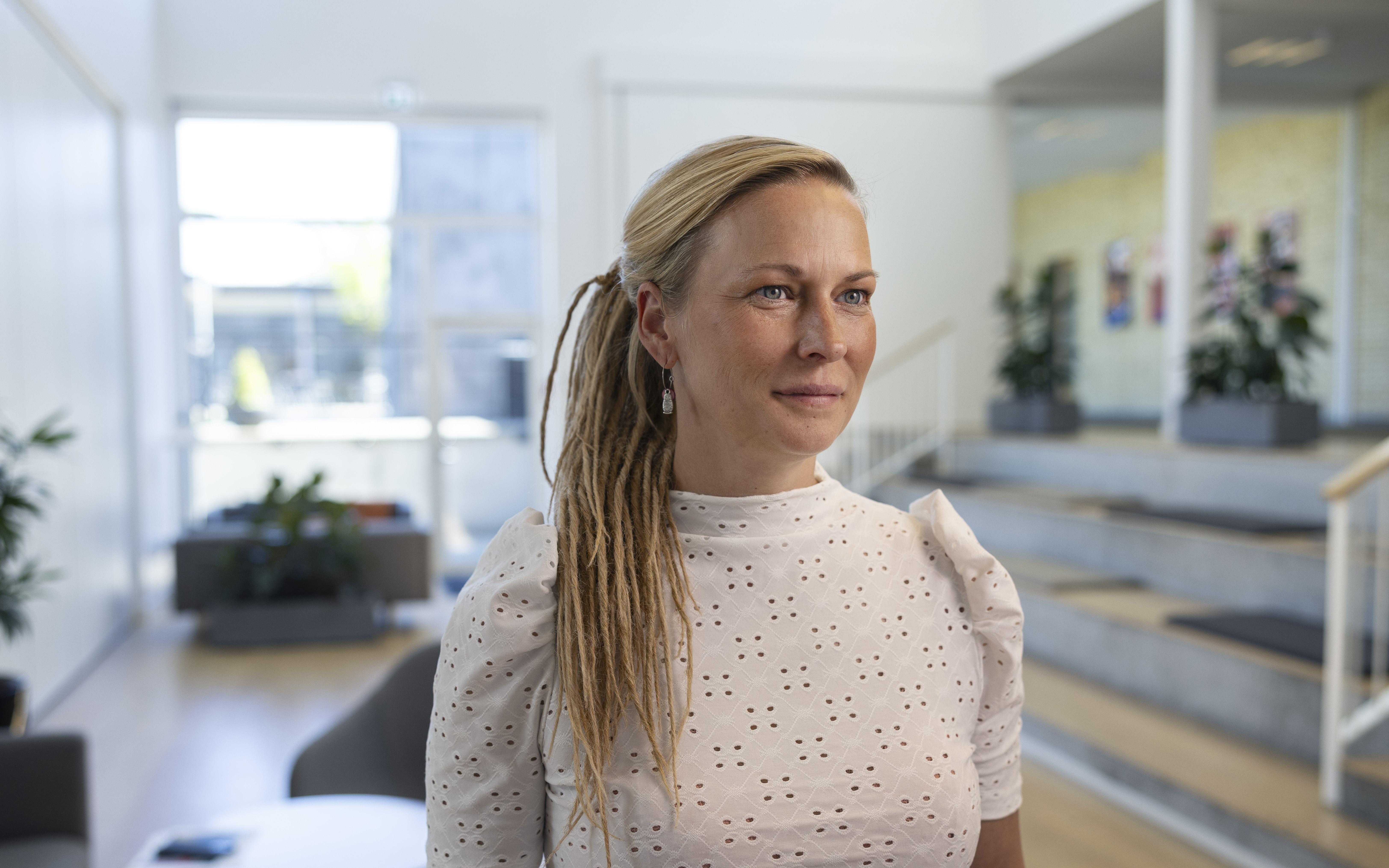 Lektor Marie Kristine Kjelgaard har ikke fortrudt, at hun for syv år siden skiftede livet til søs ud med undervisningsfællesskabet på MARTEC’s bacheloruddannelse. Nu hjælper hun studerende med at navigere frem mod succes i brosimulatoren, hvilket er ”den fedeste følelse.”