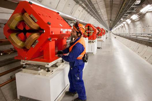 Installation af kvadrupol-magneter i fotontunnellen XTD2. Foto: European XFEL.