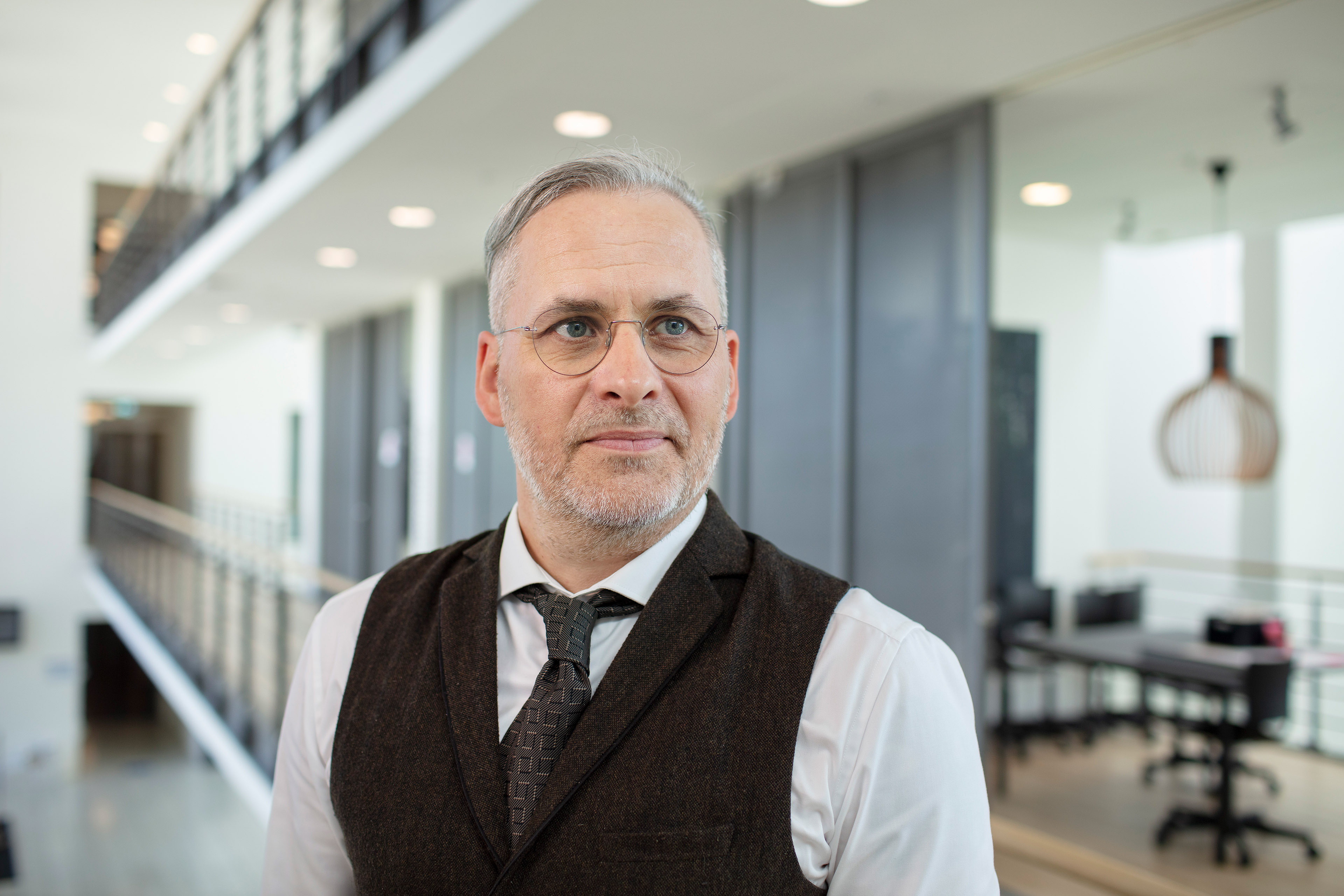 For Jakob Egholm Feldt er forskning og undervisning to uadskillelige størrelser. Og han brænder for at højne kvaliteten i uddannelsen. Det modtager han nu Undervisningsprisen 2021 for.