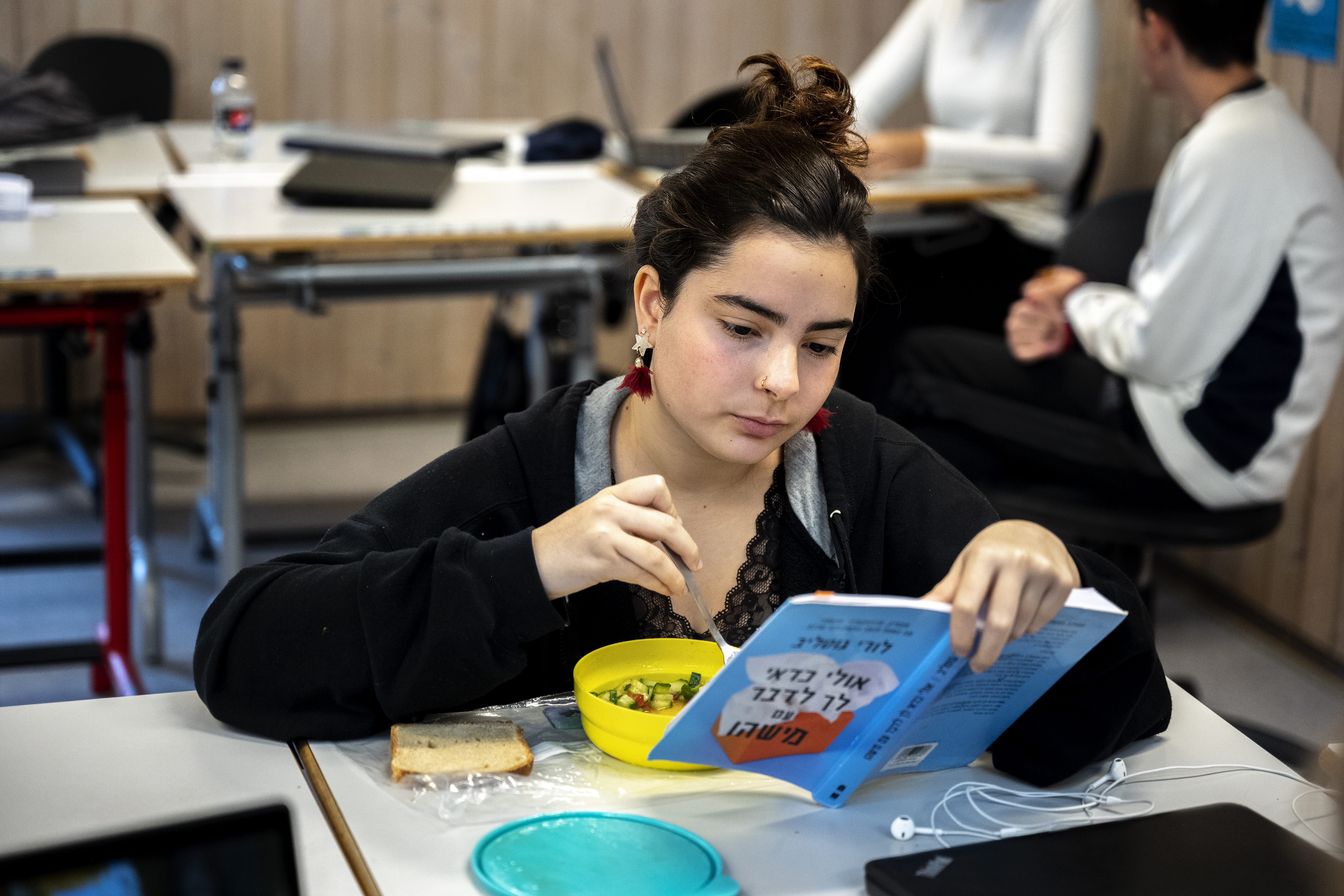 En vej til bedre skolegang for alle Pige ved skrivebord i klasselokale