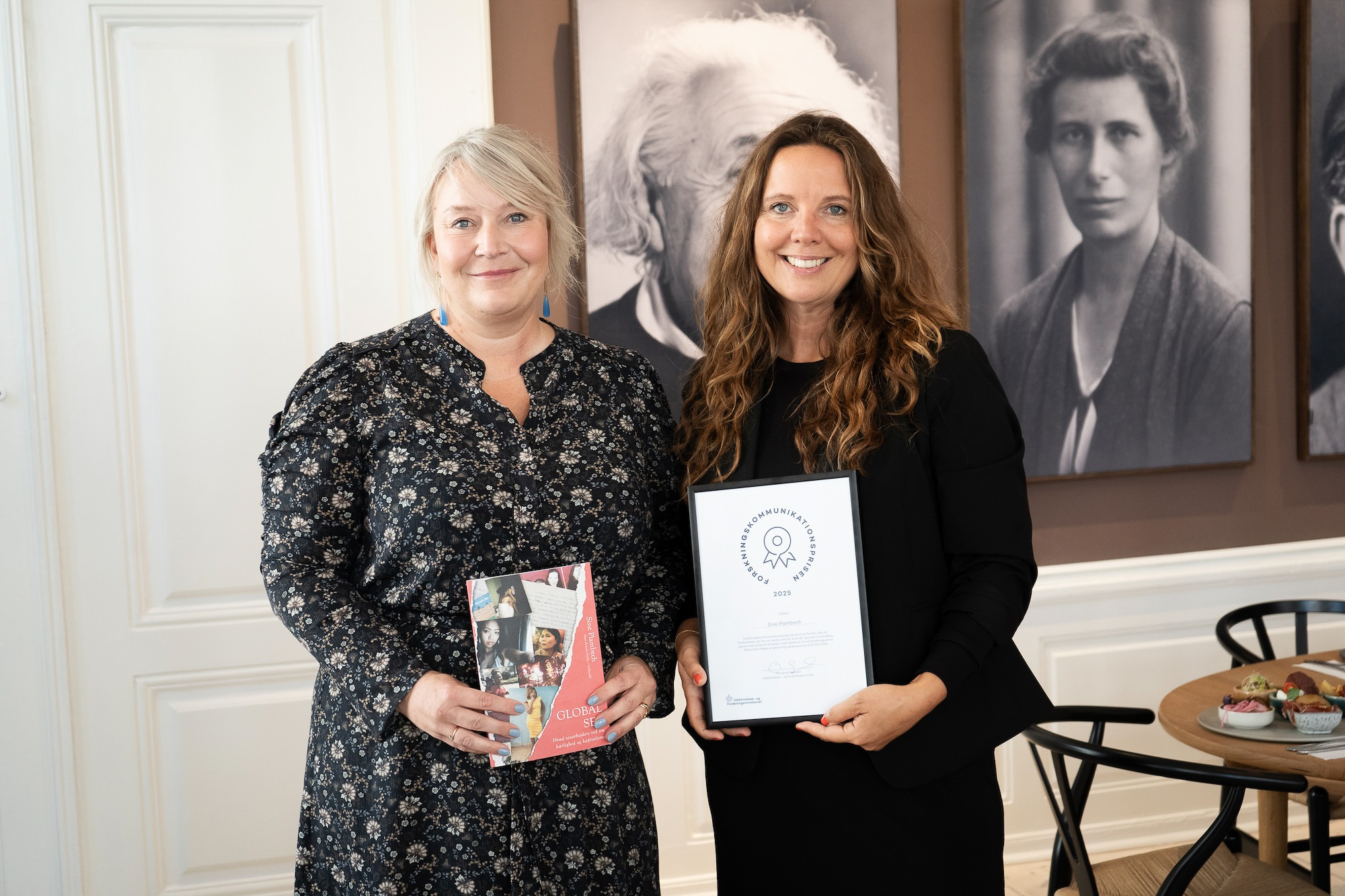 Sine Plambech får overrakt Forskningskommunikationsprisen af uddannelses- og forskningsminister Christina Egelund.