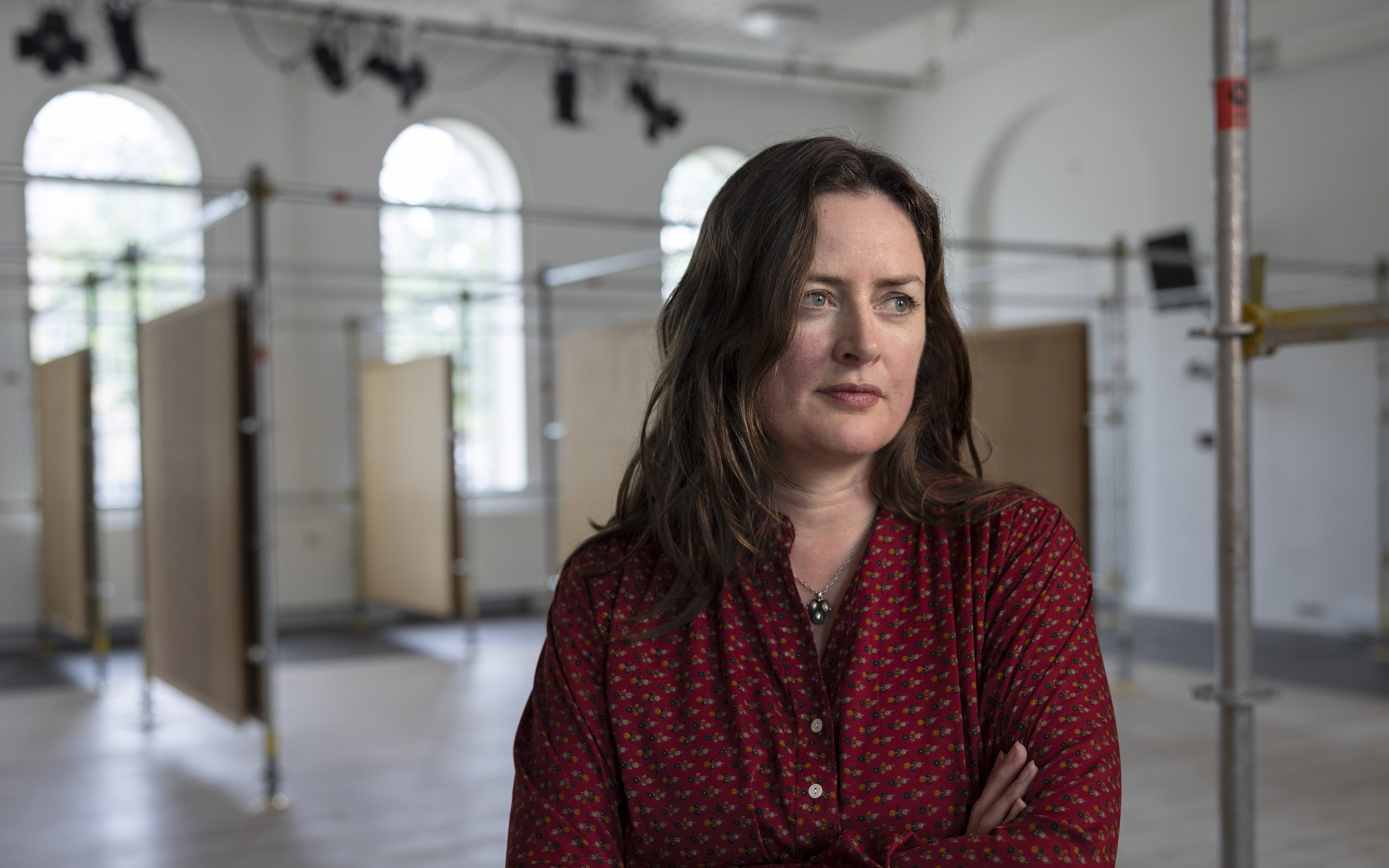 Lektor Camilla Hedegaard Møller skaber rum for tværfagligt samarbejde og nye tilgange til bæredygtig design og arkitektur ved Det Kongelige Akademi. Hun minder de studerende om, at  fremtidens løsninger er kollektive, og der sker noget magisk, når tegnesalen åbnes for folk udefra.