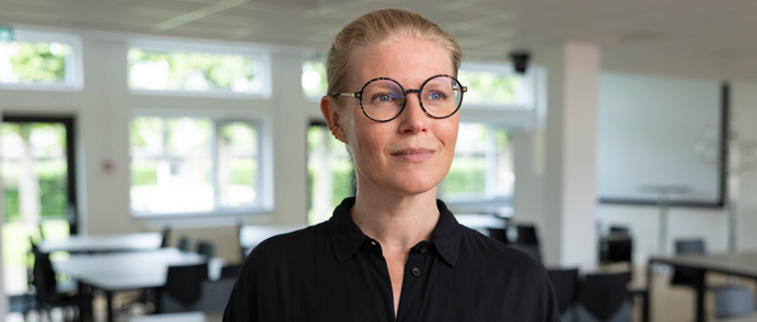 Psykologi er politisk og har magt til at forme folks liv, viser lektor Sofie Pedersen sine studerende på Roskilde Universitet. Hun lærer dem at gå reflekterende til værks og se psykologi som en dåseåbner – en faglig prioritering der stammer fra hendes tidligere arbejde i kommunale socialpsykiatri.