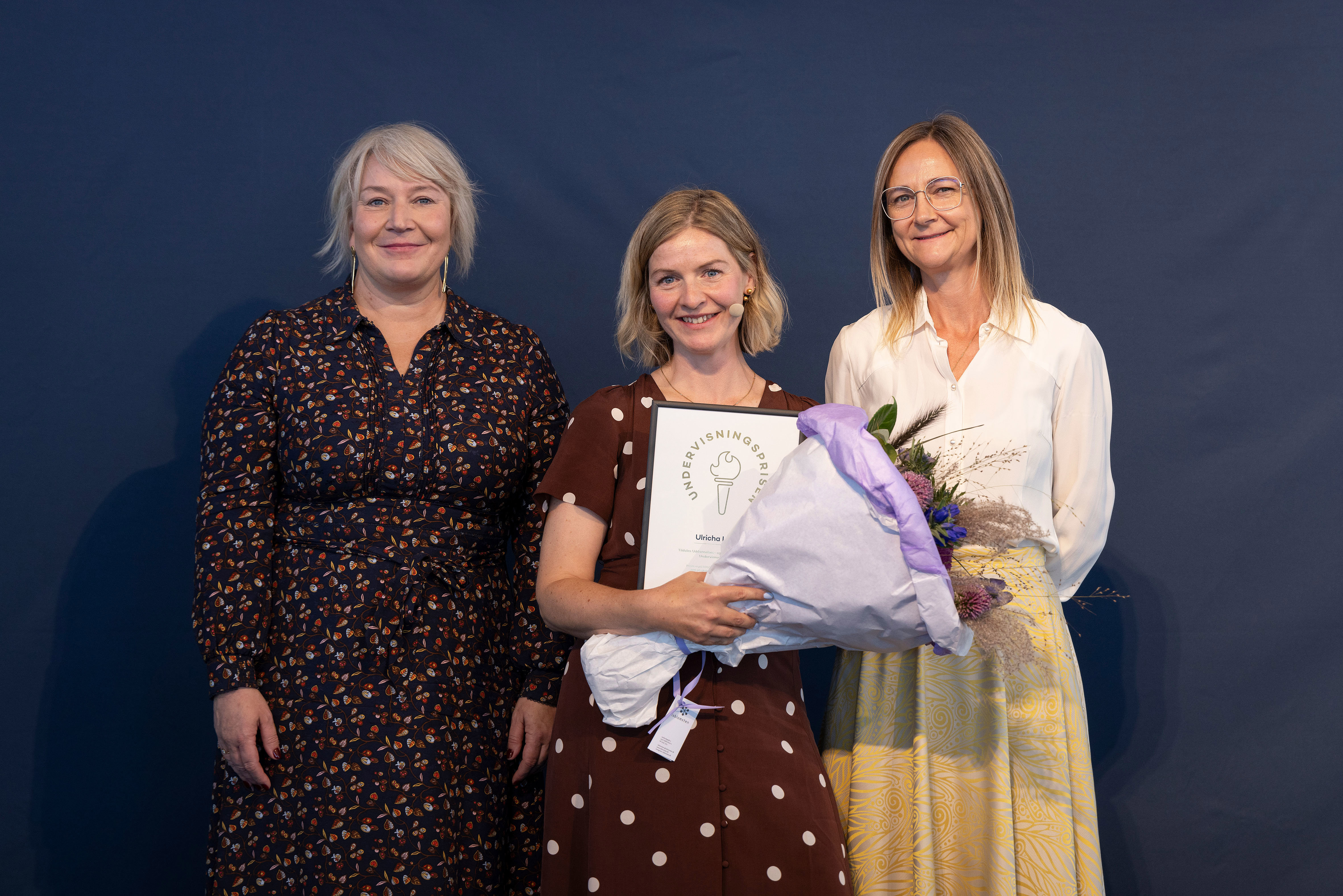 Ulricha Larsen, modtager af Undervisningsprisen 2025 med uddannelses- og forskningsminister Christina Egelund og departementschef Hanne Meldgaard.