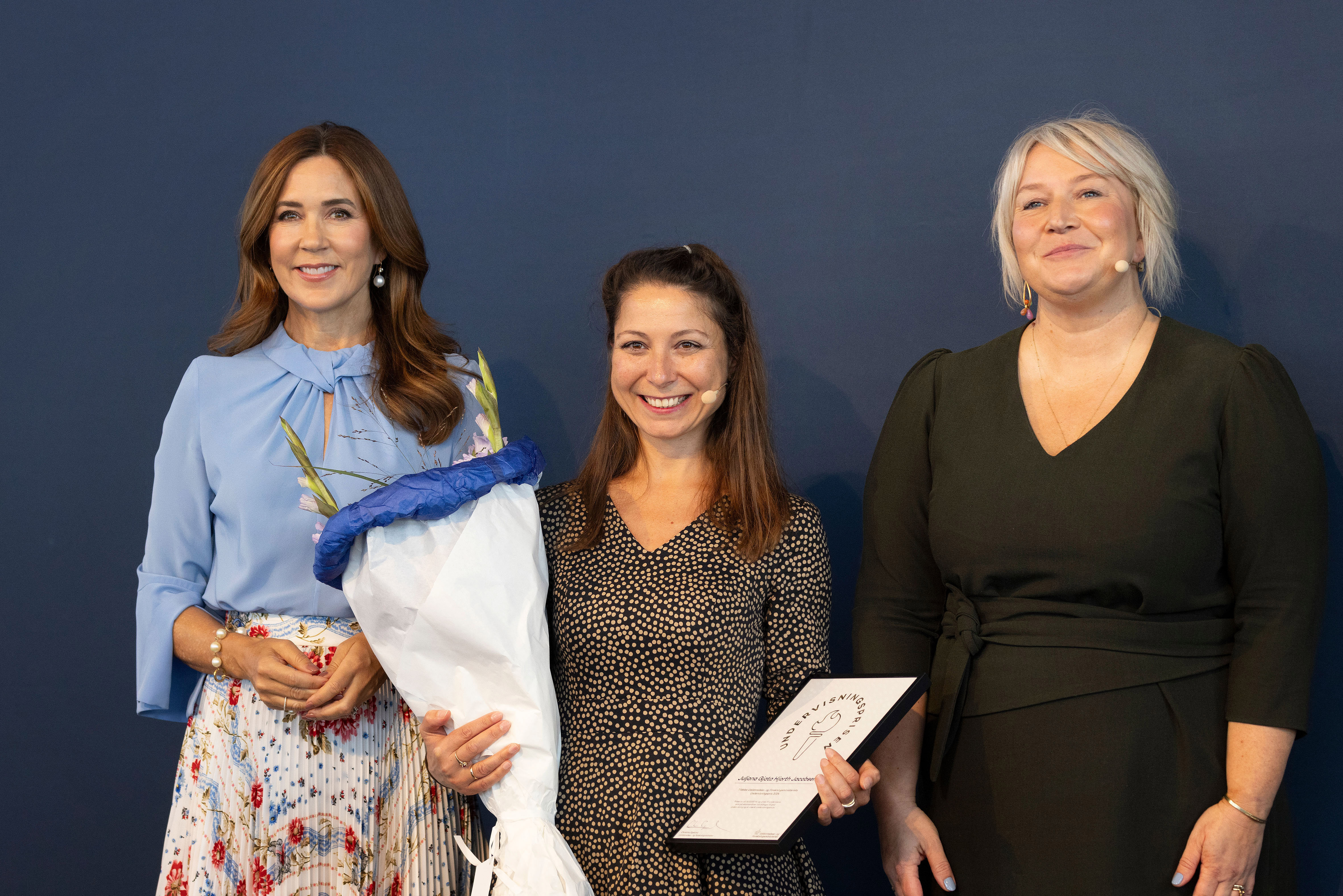 Juljana Gjata Hjorth Jacobsen, modtager af Undervisningsprisen 2024 med H.M. Dronningen og uddannelses- og forskningsminister Christina Egelund.