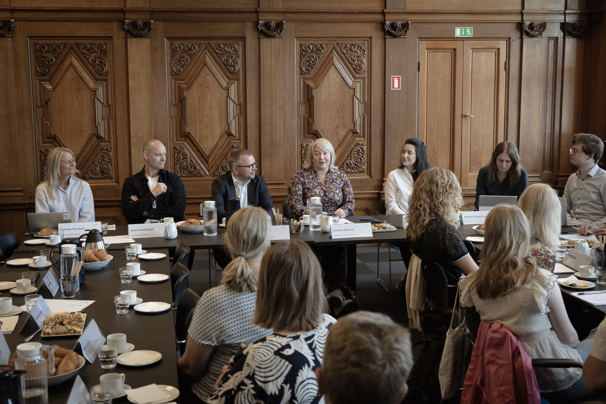 Uddannelses- og forskningsminister Christina Egelund byder velkommen ved det første møde i Forum for læreruddannelsen 15. maj 2023.
