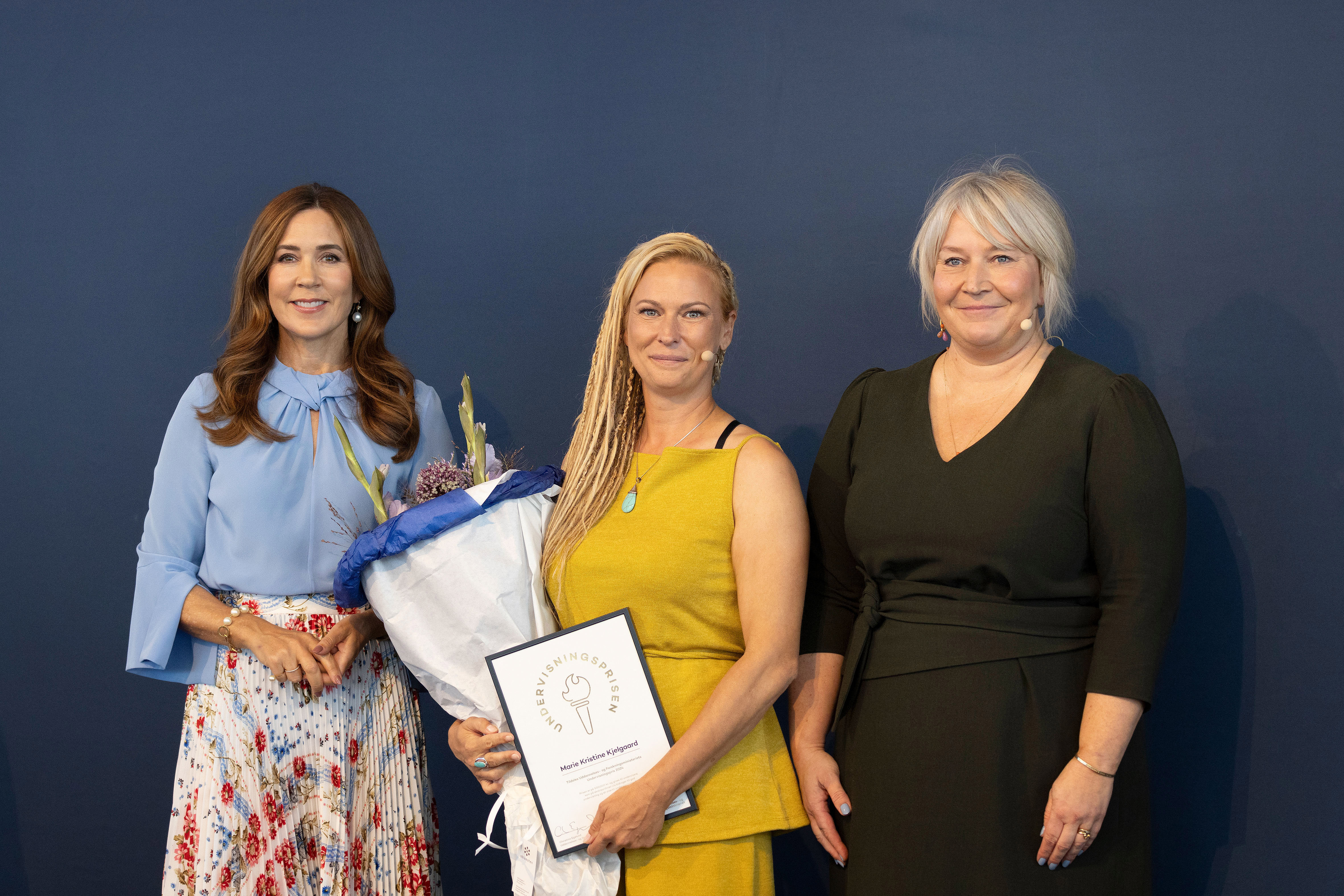 Marie Kristine Kjelgaard, modtager af Undervisningsprisen 2024 med H.M. Dronningen og uddannelses- og forskningsminister Christina Egelund.