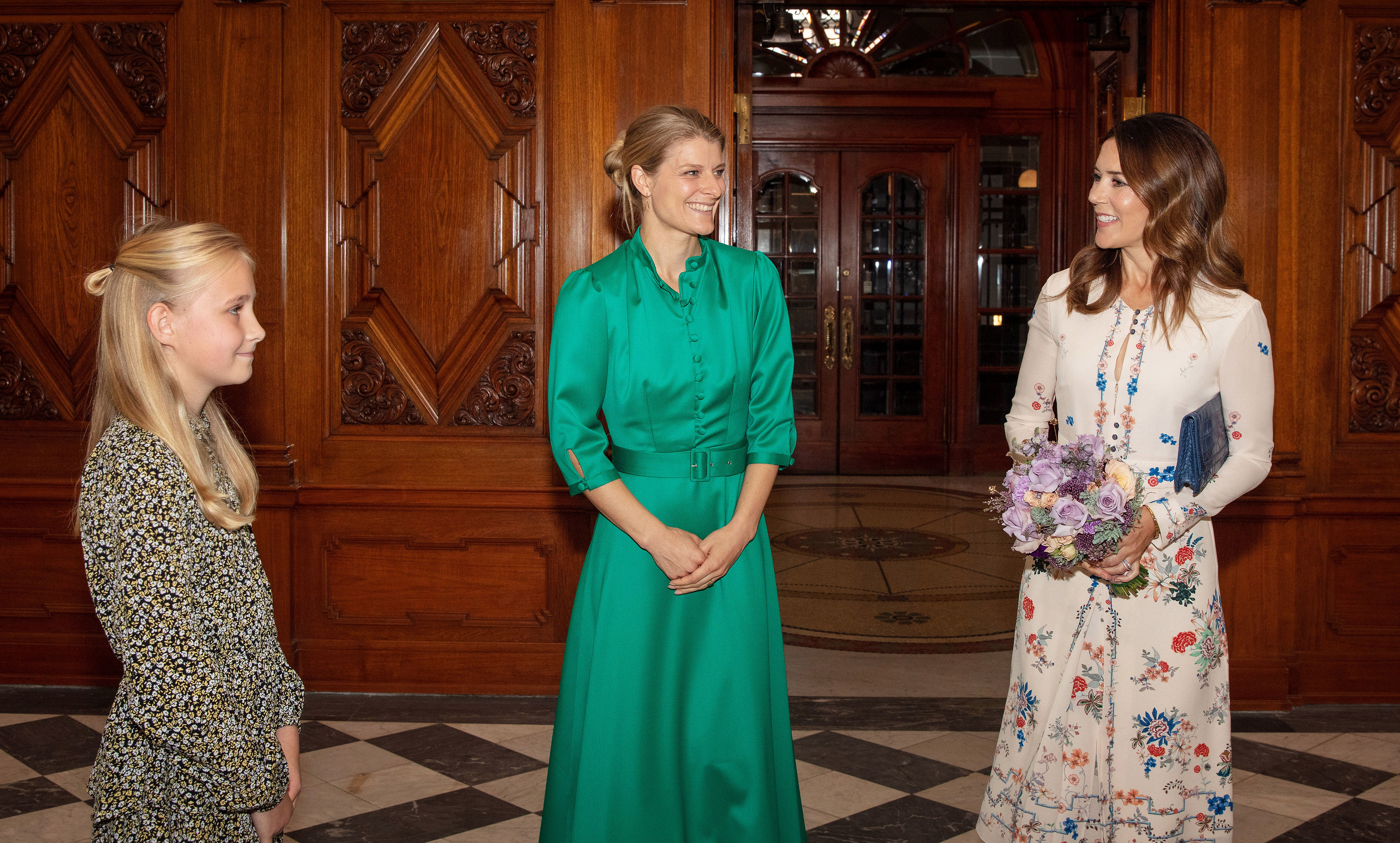 Ane Halsboe-Jørgensen og blomsterpige tog imod H.K.H. Kronprinsesse Mary, da hun ankom til Uddannelses- og Forskningsministeriet. Foto: Søren Kjeldgaard.