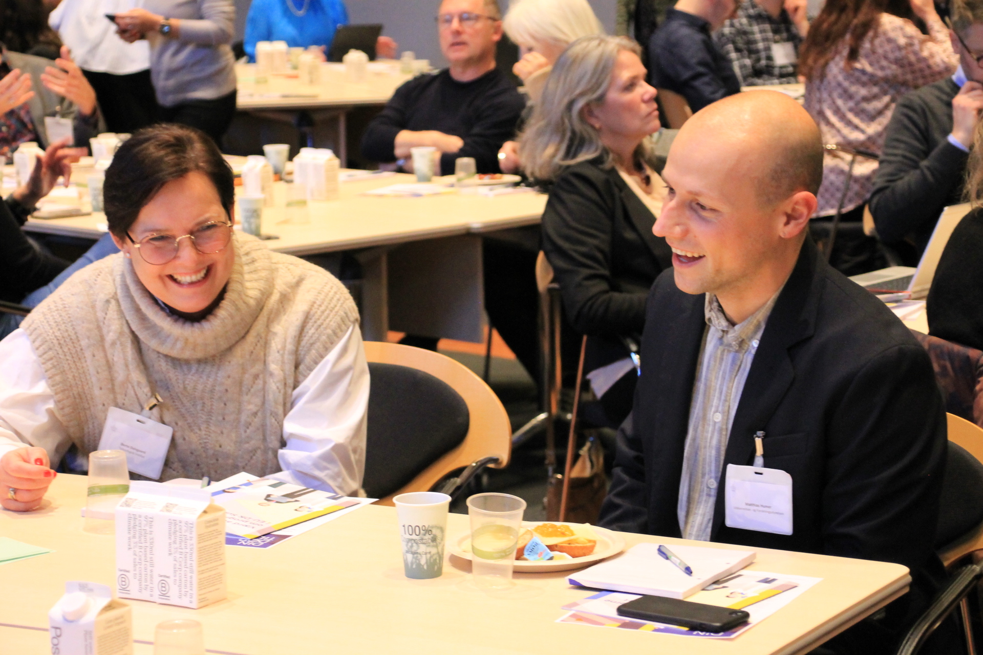 Workshop Drøftelser ved bordene mellem deltagerne i netværksmødets workshop.