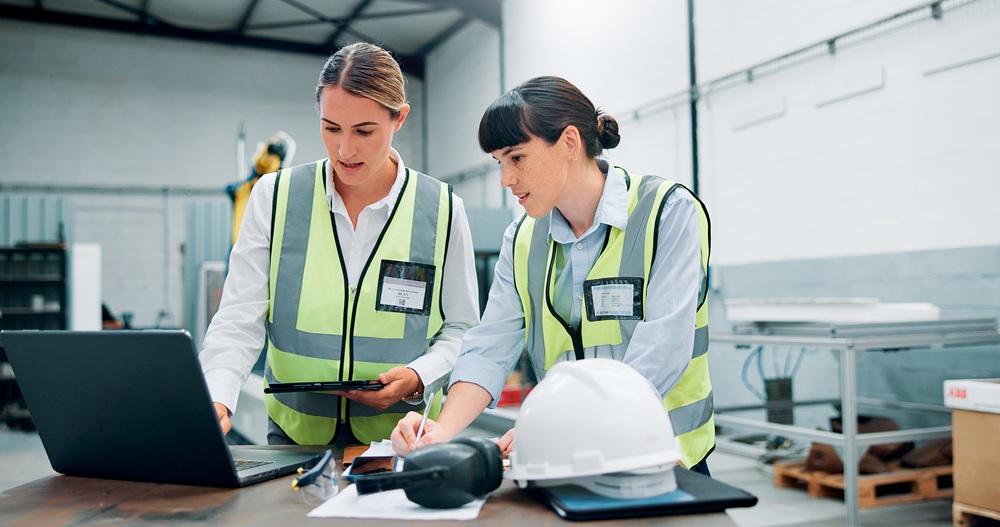 Ingeniørteam i møde på arbejdsplads