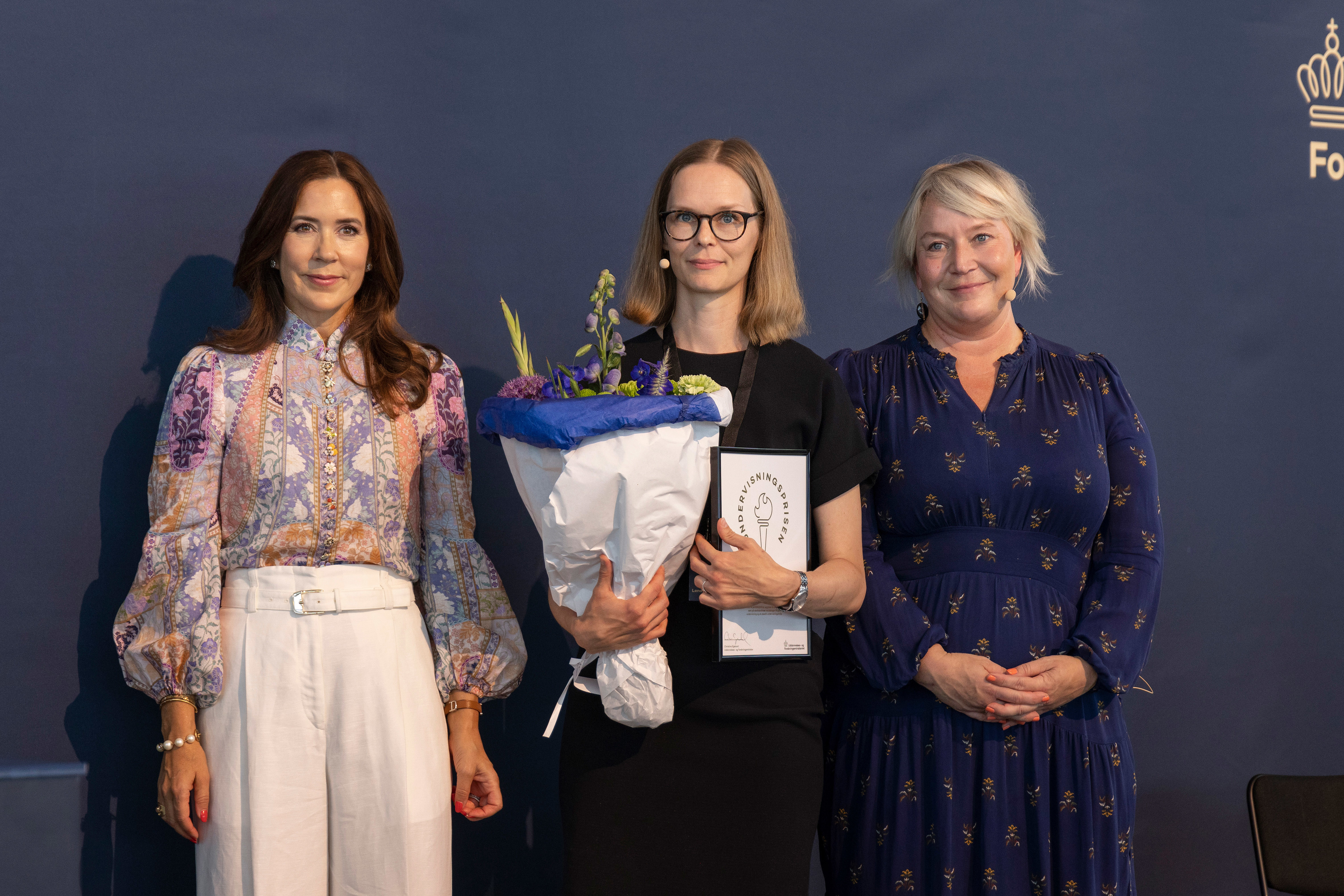 Lena Brogaard, modtager af Undervisningsprisen 2023, med H.K.H. Kronprinsesse Mary og uddannelses- og forskningsminister Christina Egelund.