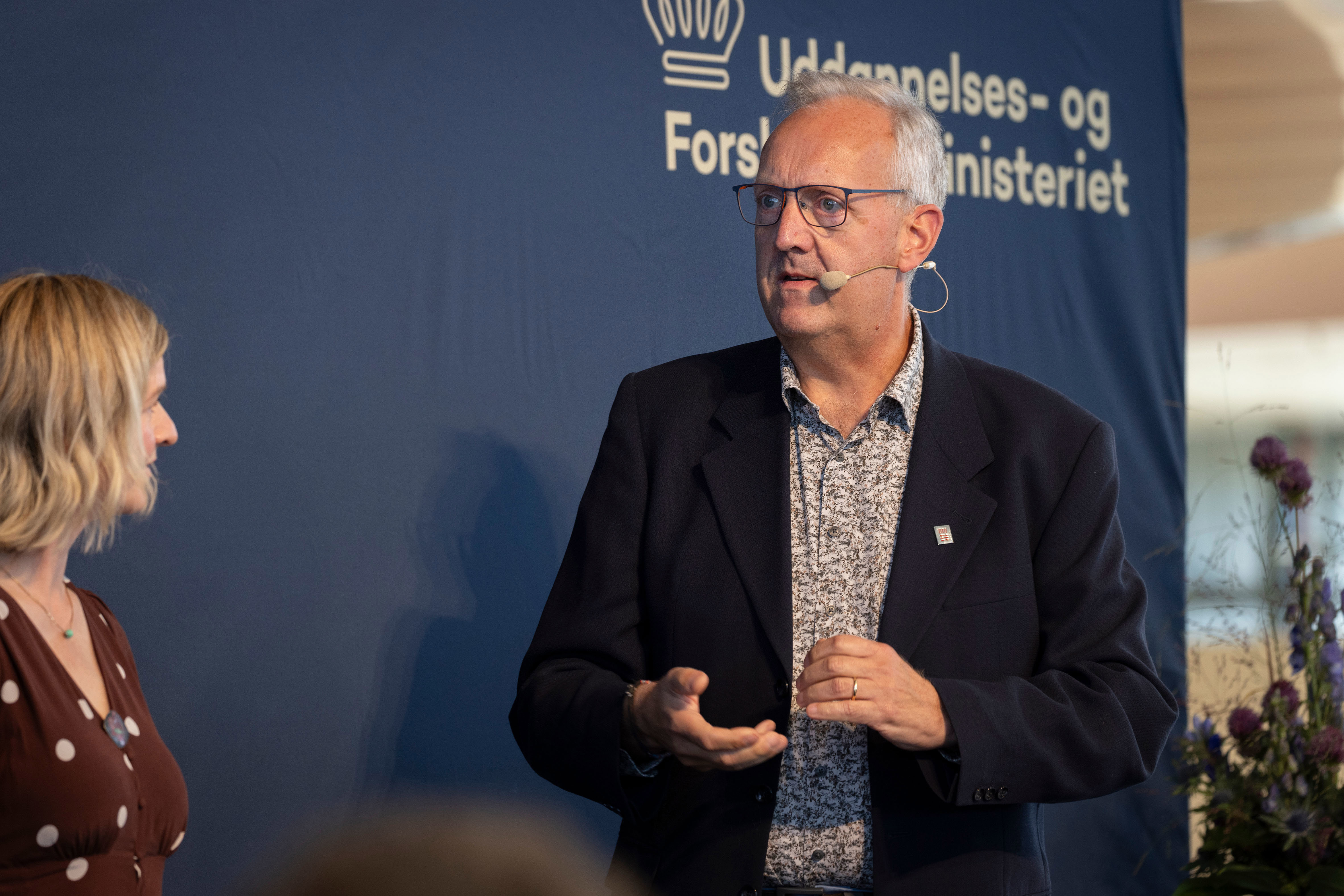 Prismodtager Ulrich Krühne i samtale med moderator Anja Bo ved prisuddelingen.