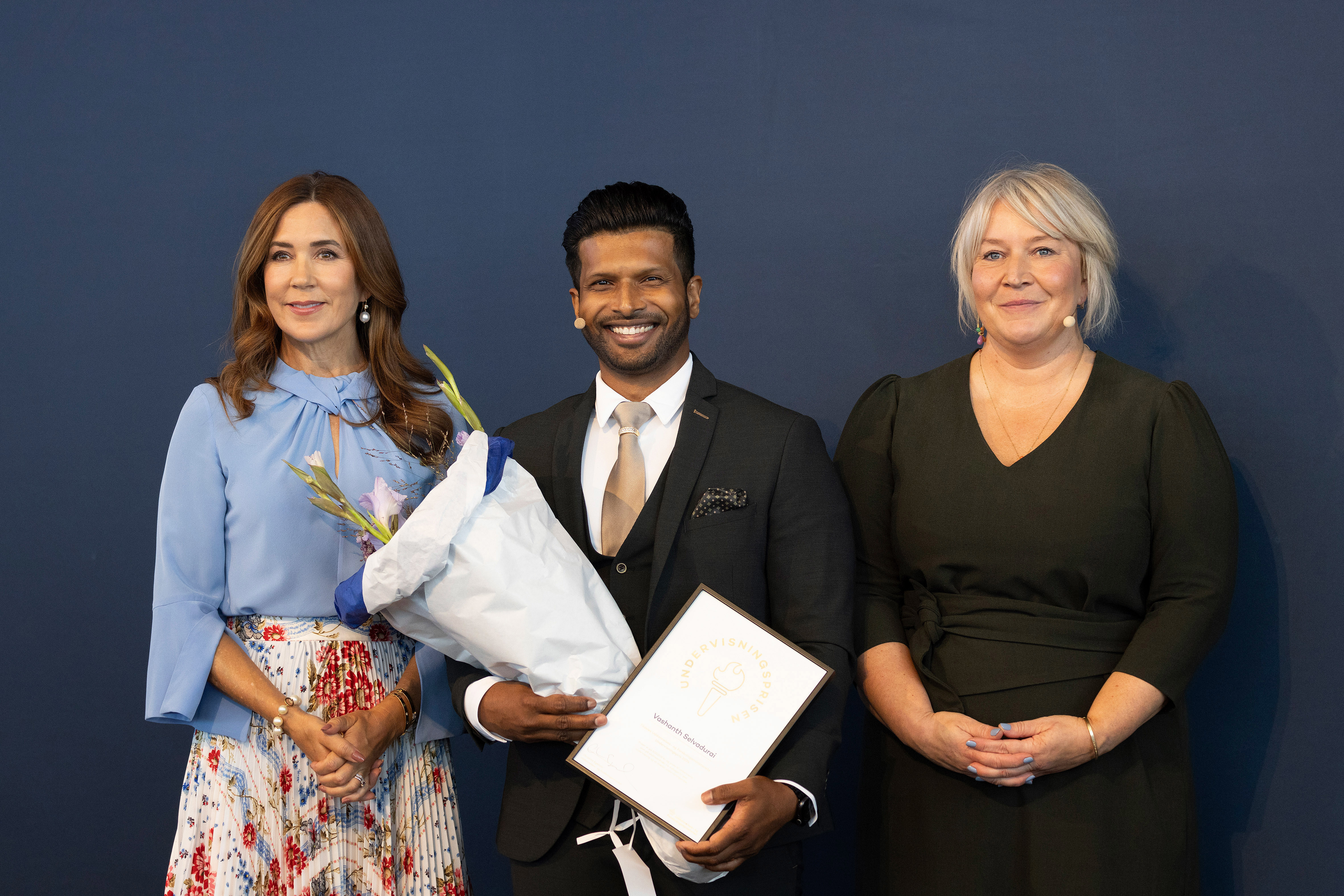 Vashanth Selvadurai, modtager af Undervisningsprisen 2024 med H.M. Dronningen og uddannelses- og forskningsminister Christina Egelund.