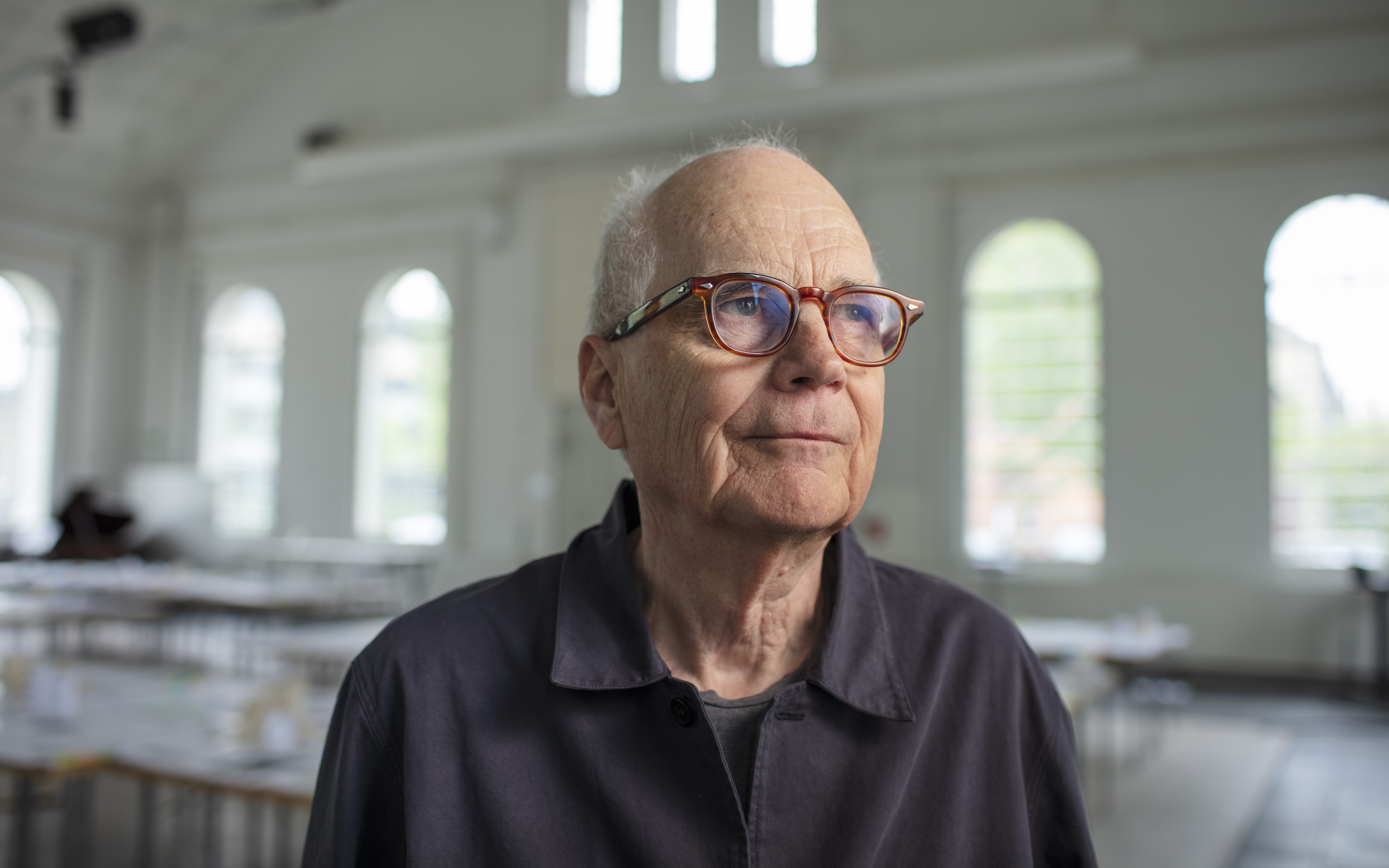 Kjeld Vindum insisterer på at tænke i helheder. Det gennemsyrer hans undervisning og det aftryk, han sætter på Det Kongelige Akademi. Han minder også gerne sine arkitektstuderende om, at de har et særligt sanseapparat og en særlig viden, der kan gøre verden til et bedre sted.