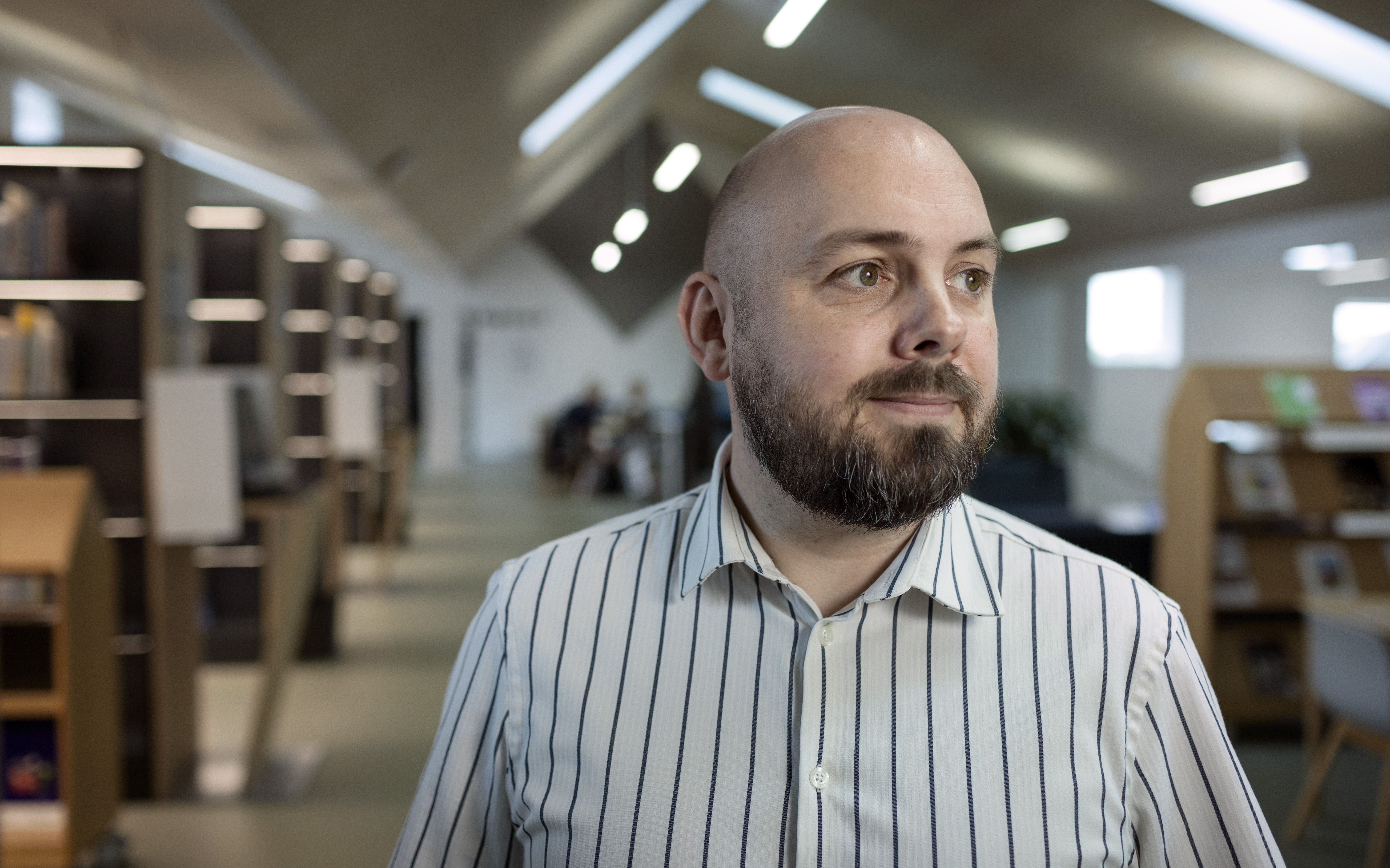 Blandt sygeplejerskestuderende er adjunkt Bo Meier kendt for at gå all in i rollespil, der skal mime akutte situationer, hvor liv er på spil. Han sørger for dagens første grin og går i det hele taget forrest som underviser.