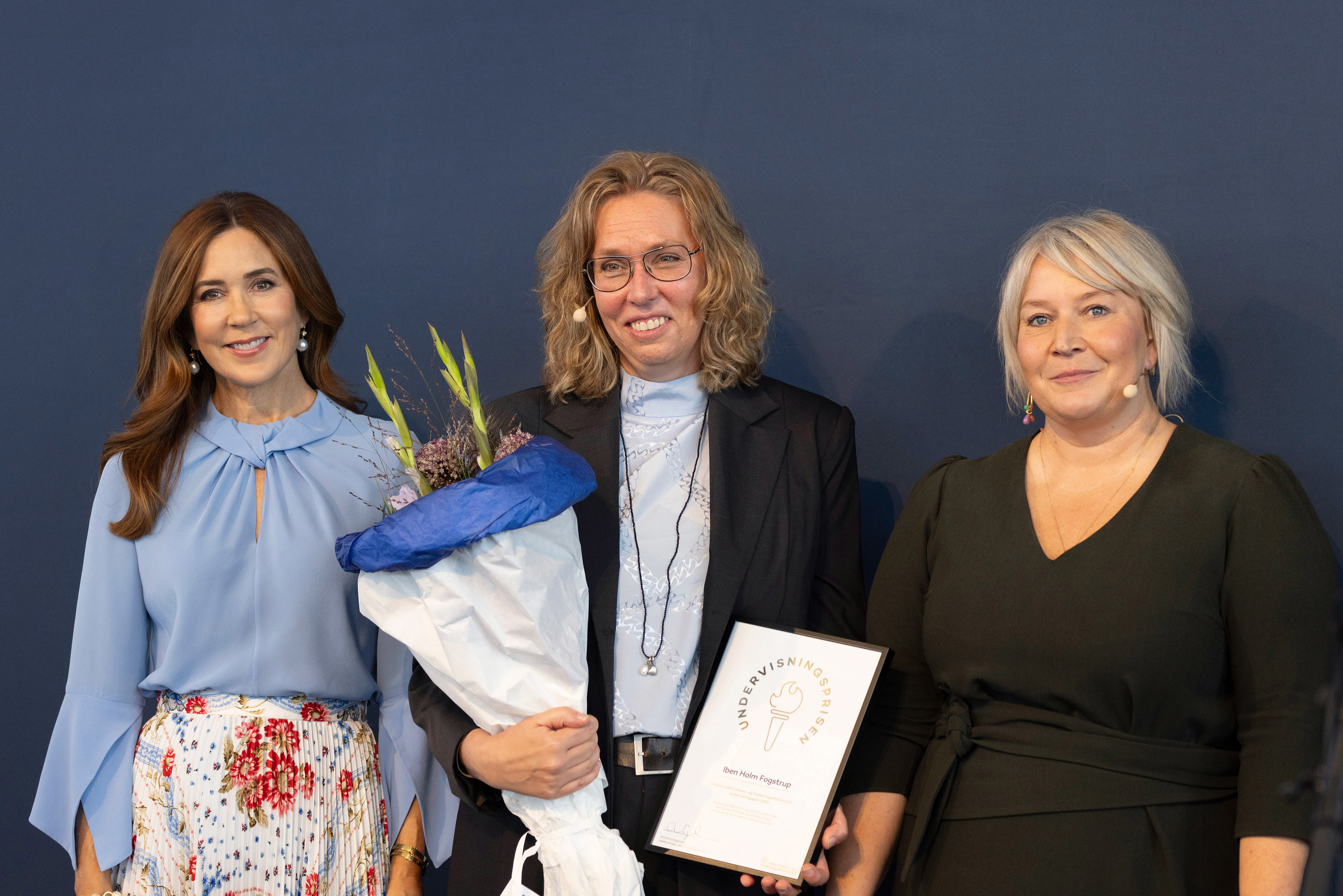 Iben Holm Fogstrup, modtager af Undervisningsprisen 2024 med H.M. Dronningen og uddannelses- og forskningsminister Christina Egelund.