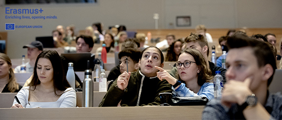 Studerende i auditorium